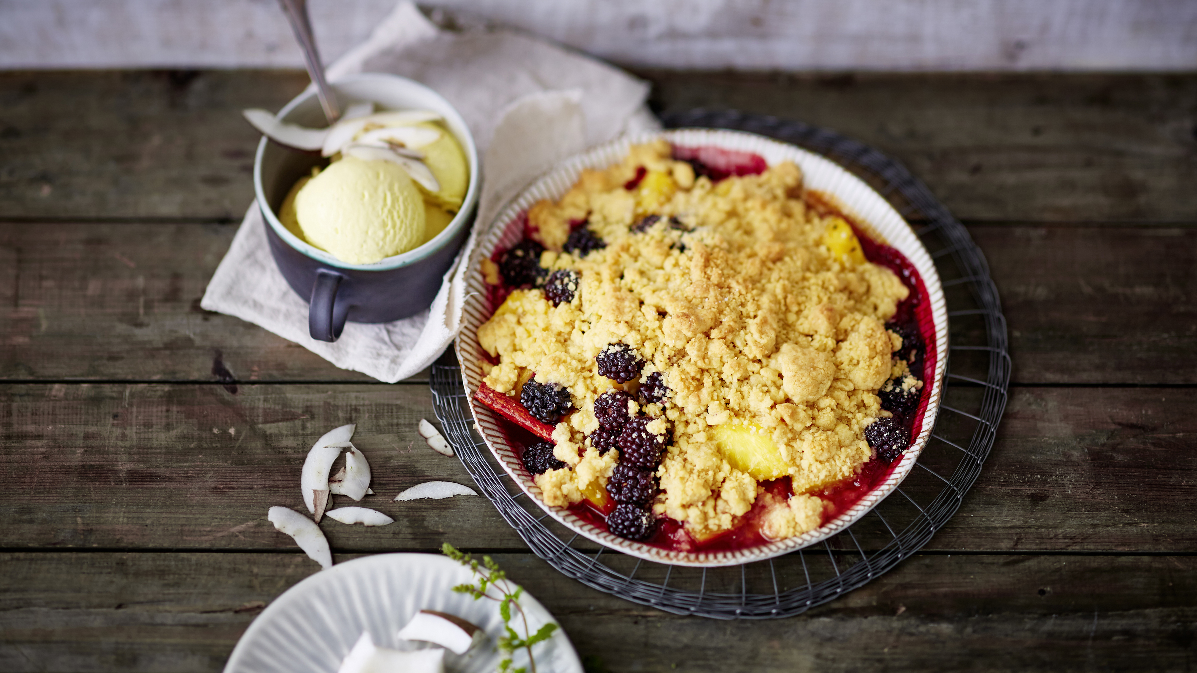 Ananas-Brombeer-Crumble