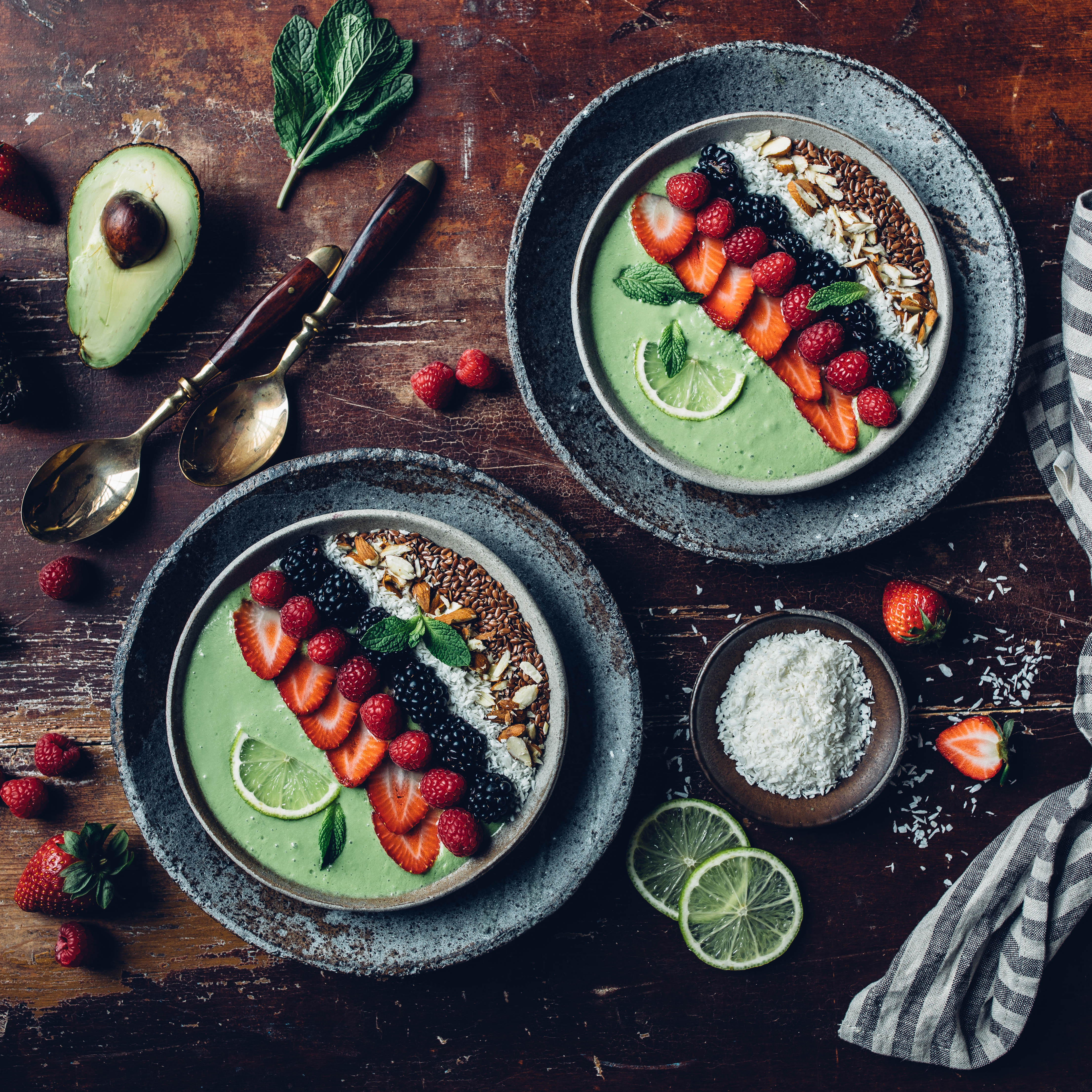 Avocado-Beeren-Bowl