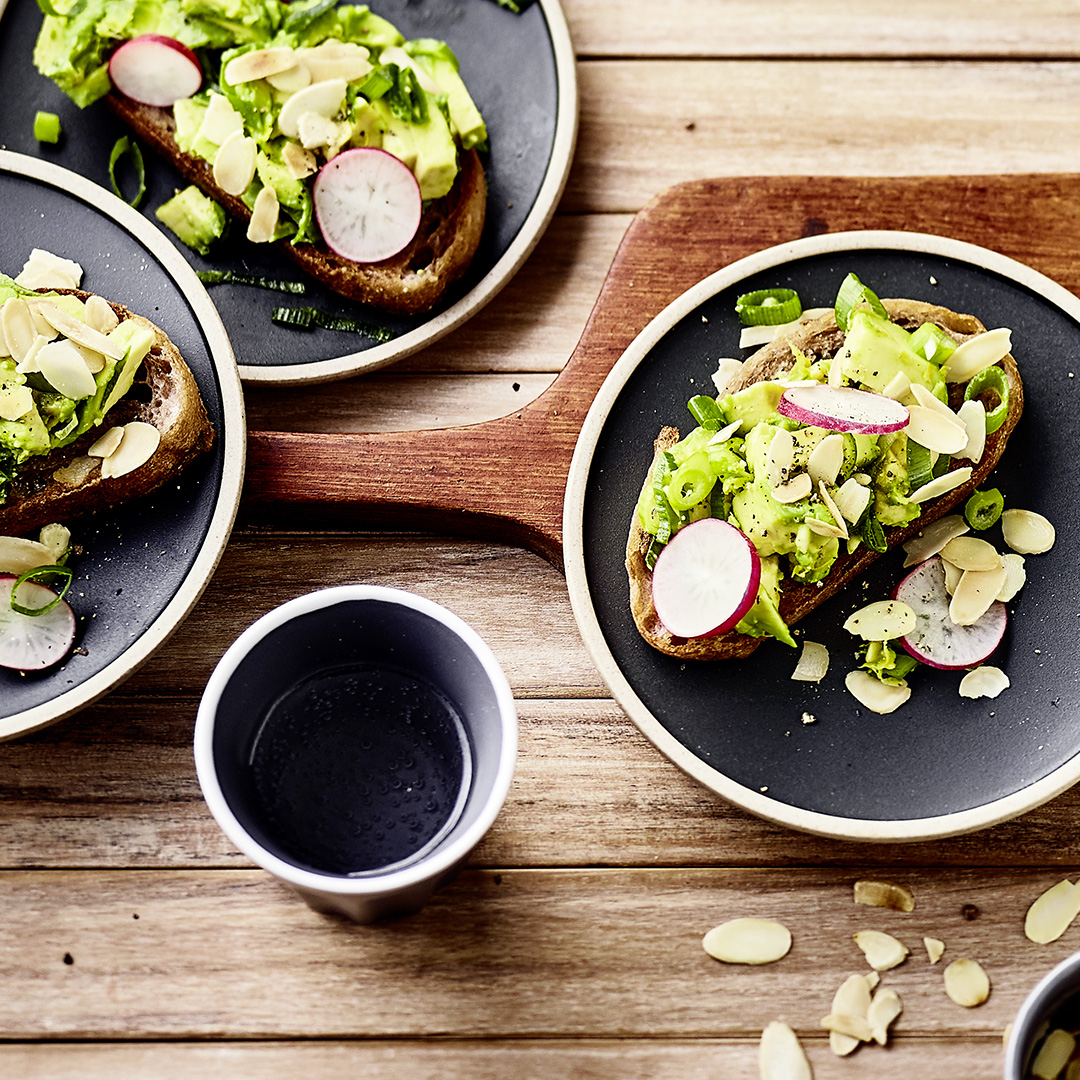 Avocado-Bruschetta mit Mandeln