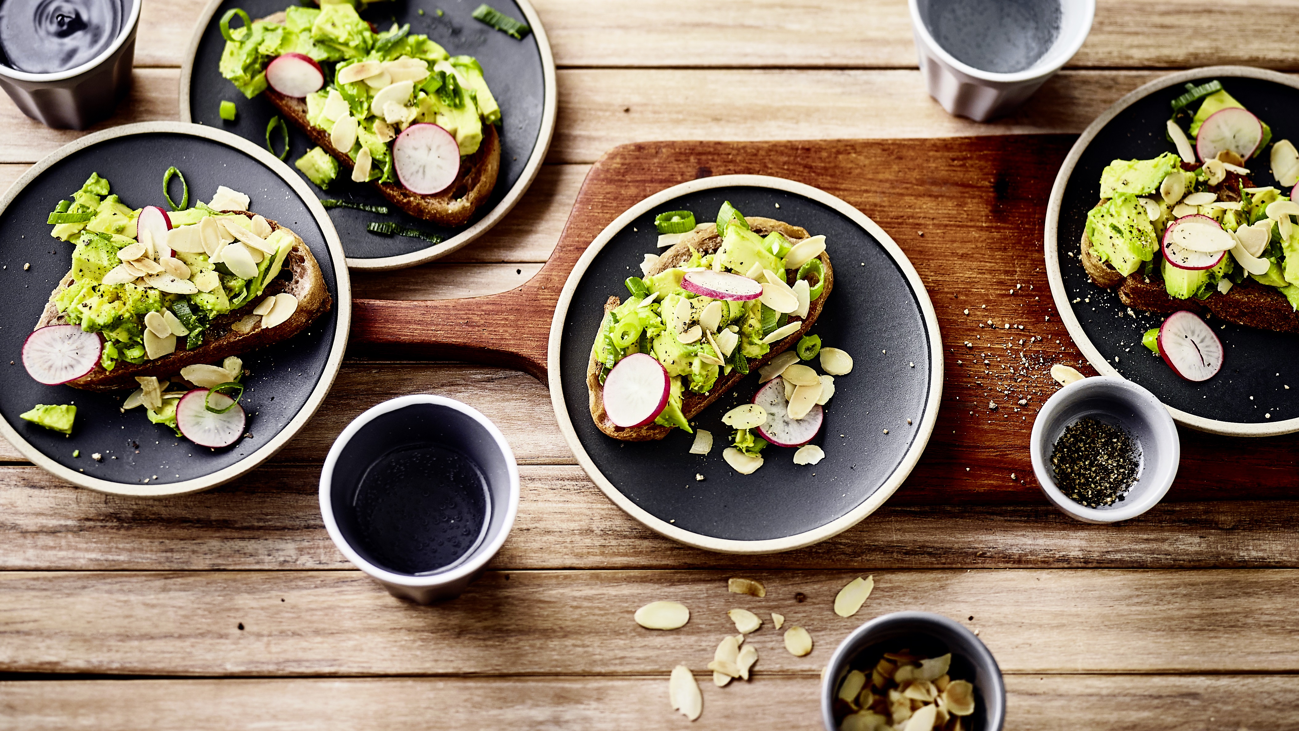 Avocado-Bruschetta mit Mandeln