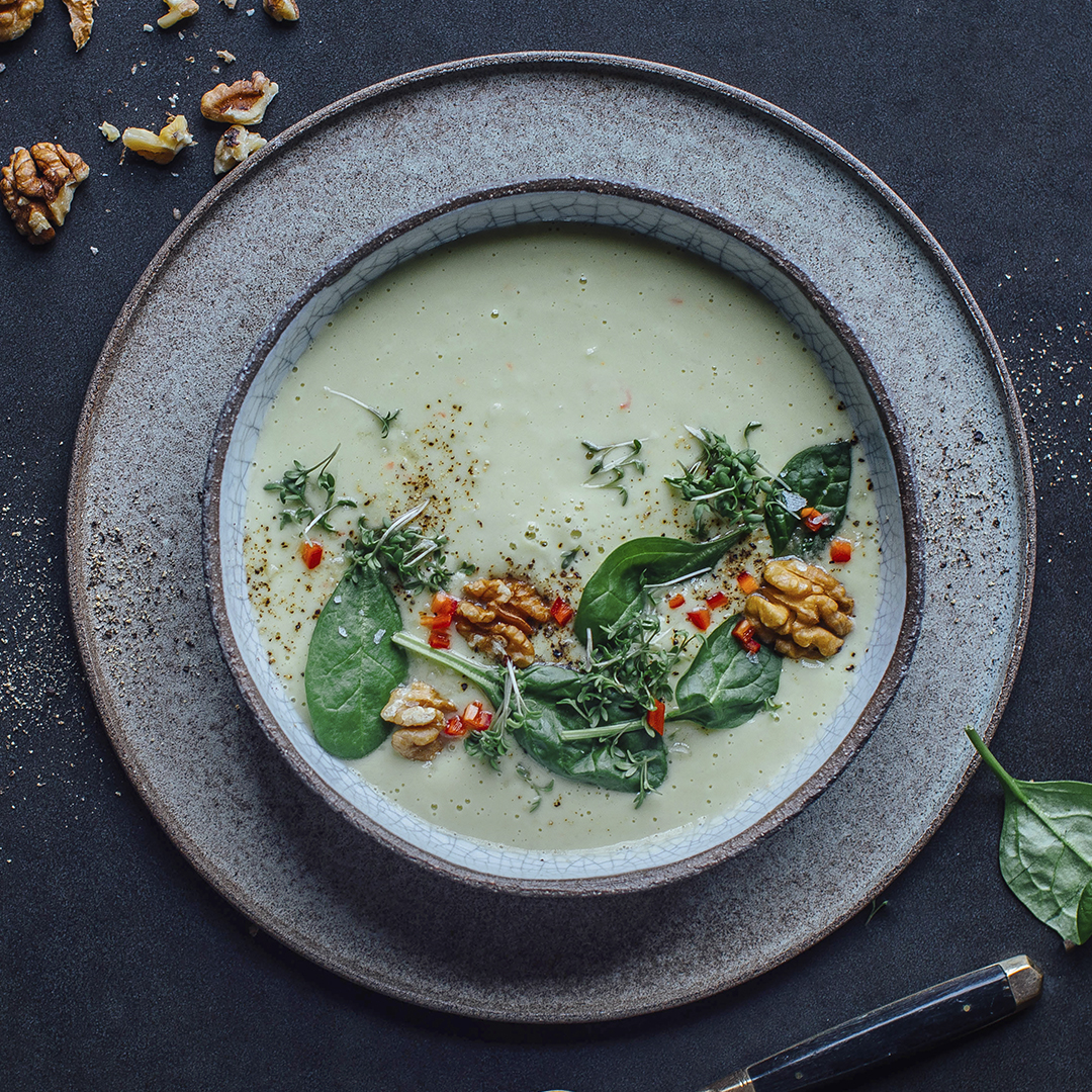 Avocado-Suppe mit Naturjoghurt und Walnüssen