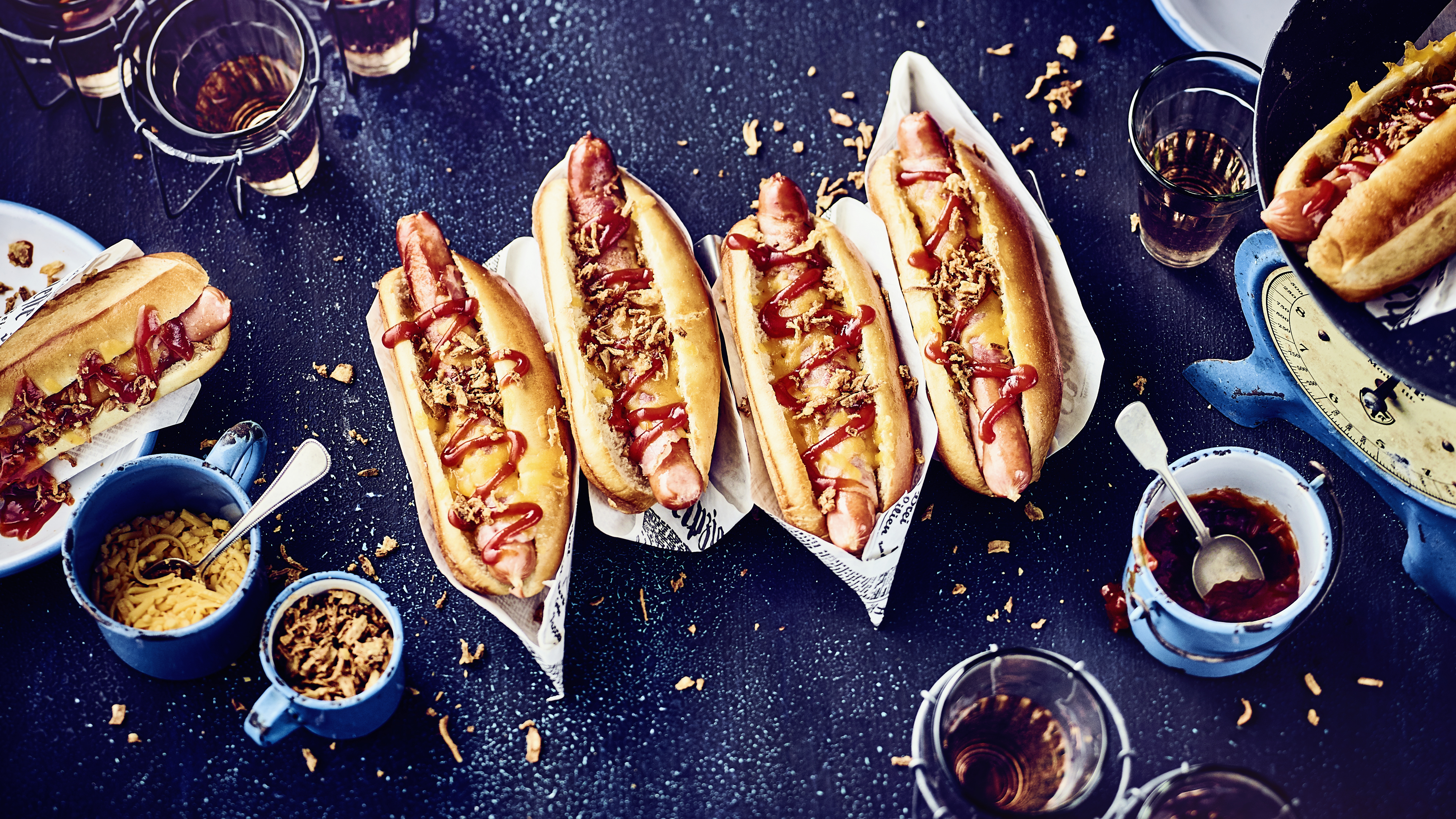 BBQ-Hot-Dogs mit Röstzwiebeln