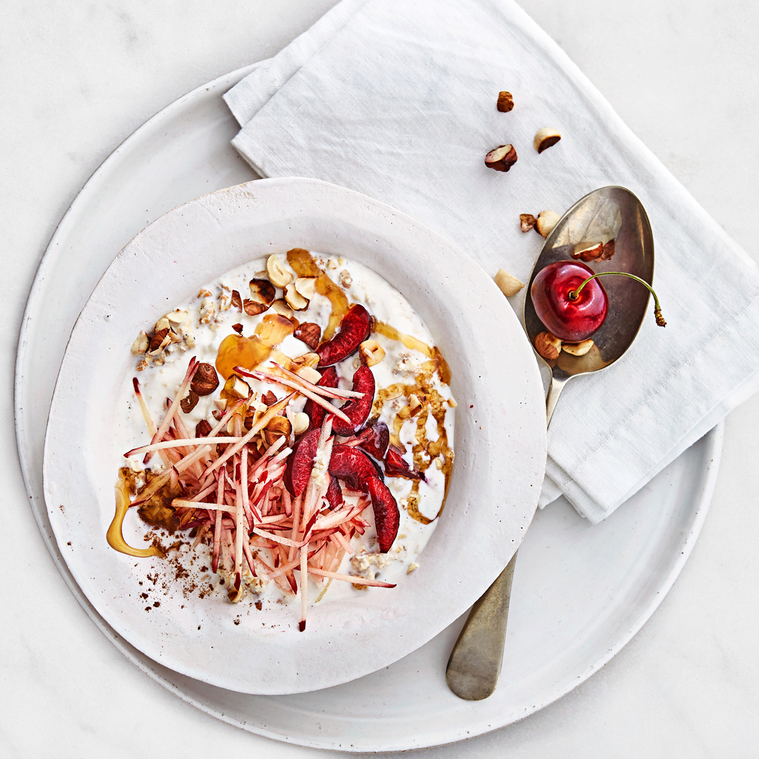 Birchermüsli mit Apfel, Honig und Kirschen