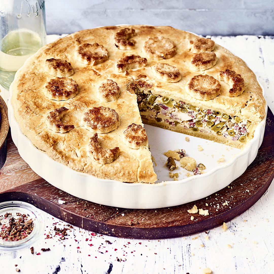 Bohnen-Pie mit grünen Bohnen, geräucherte Schinken und Feta