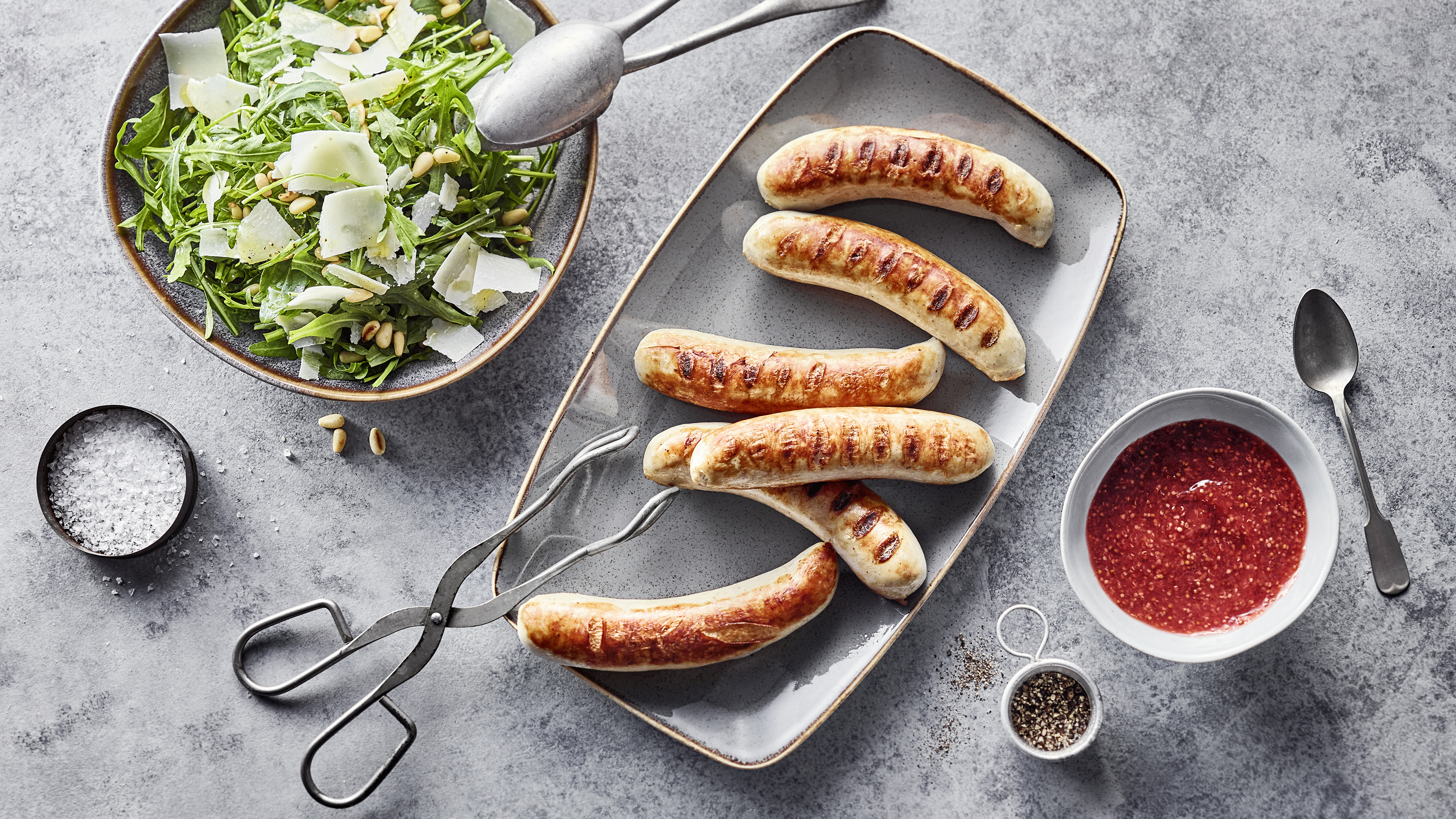 Bratwurst mit Erdbeer-Senf-Dip und Salat