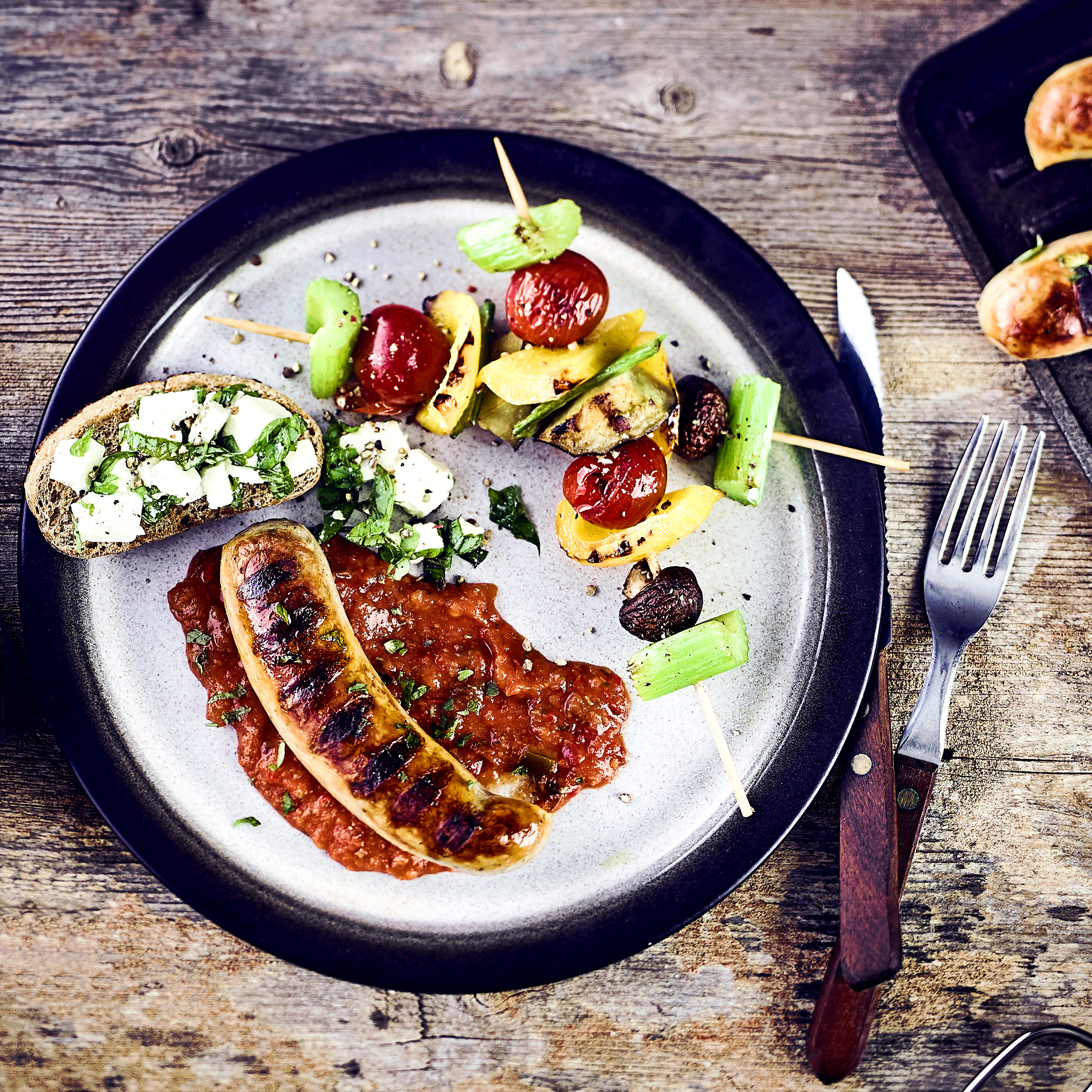 EDEKA Rezept Bratwurst mit Gemüsespieß