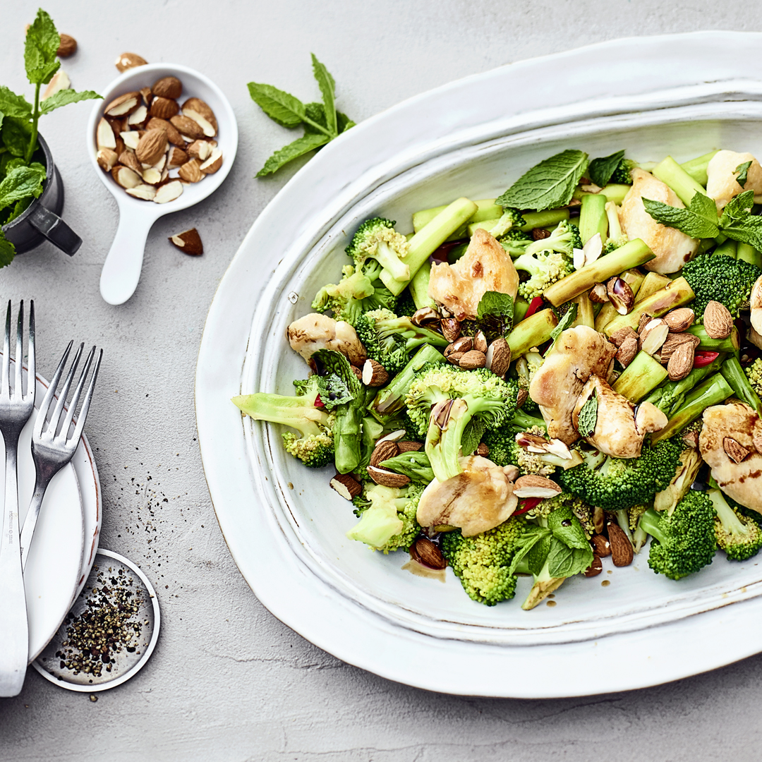 Brokkolisalat mit Hähnchenbrustfilet und Mandeln