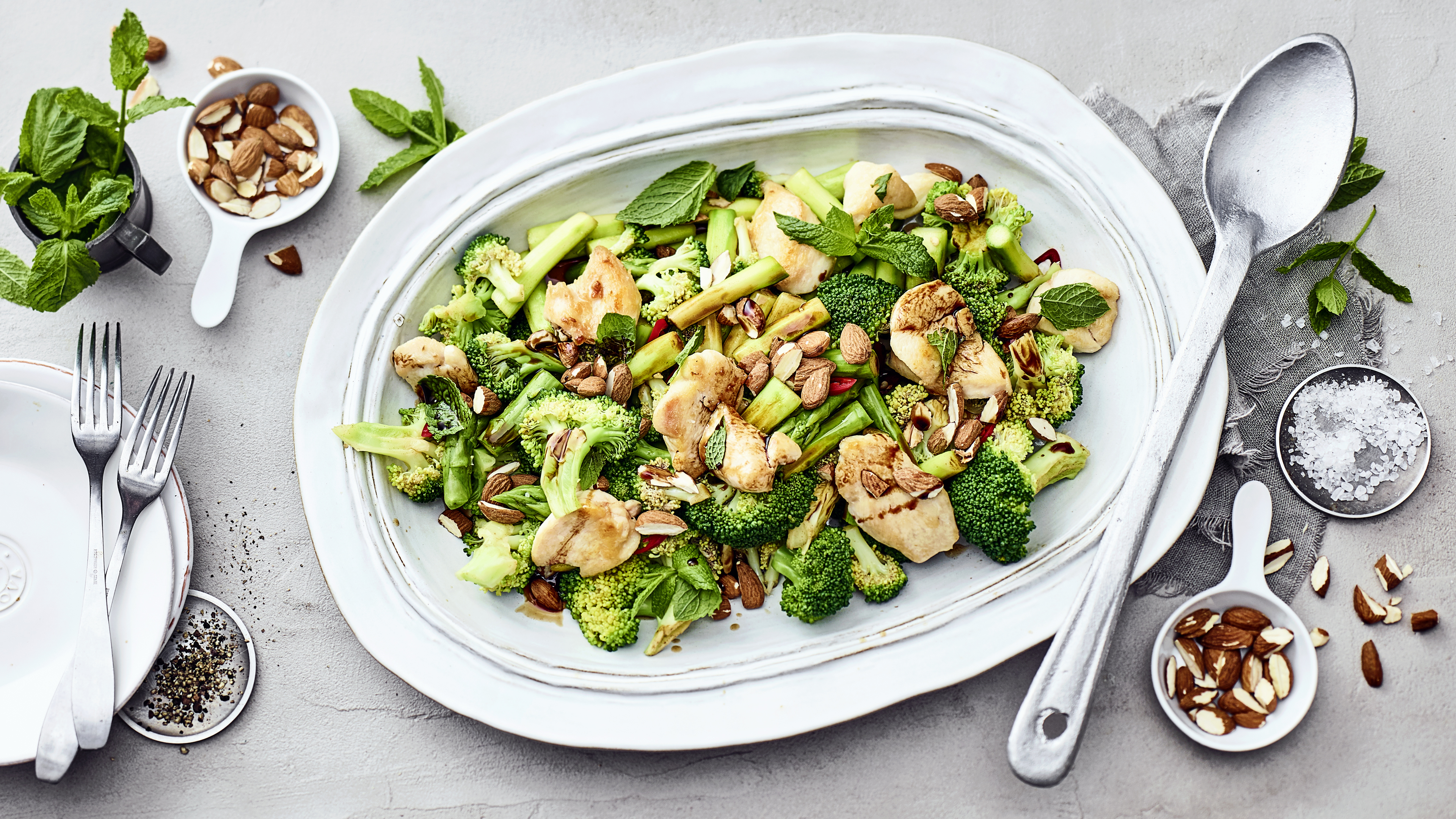 Brokkolisalat mit Hähnchenbrustfilet und Mandeln