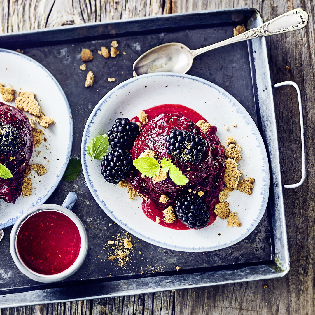 Brombeereis mit Himbeersoße