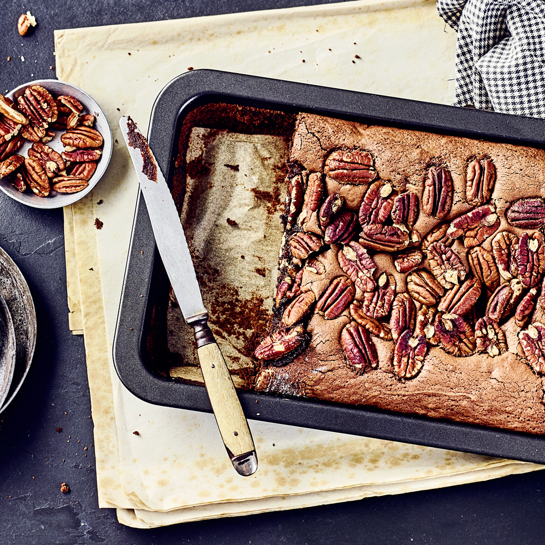 Brownie vom Blech mit Zartbitterschokolade und Pecannüssen
