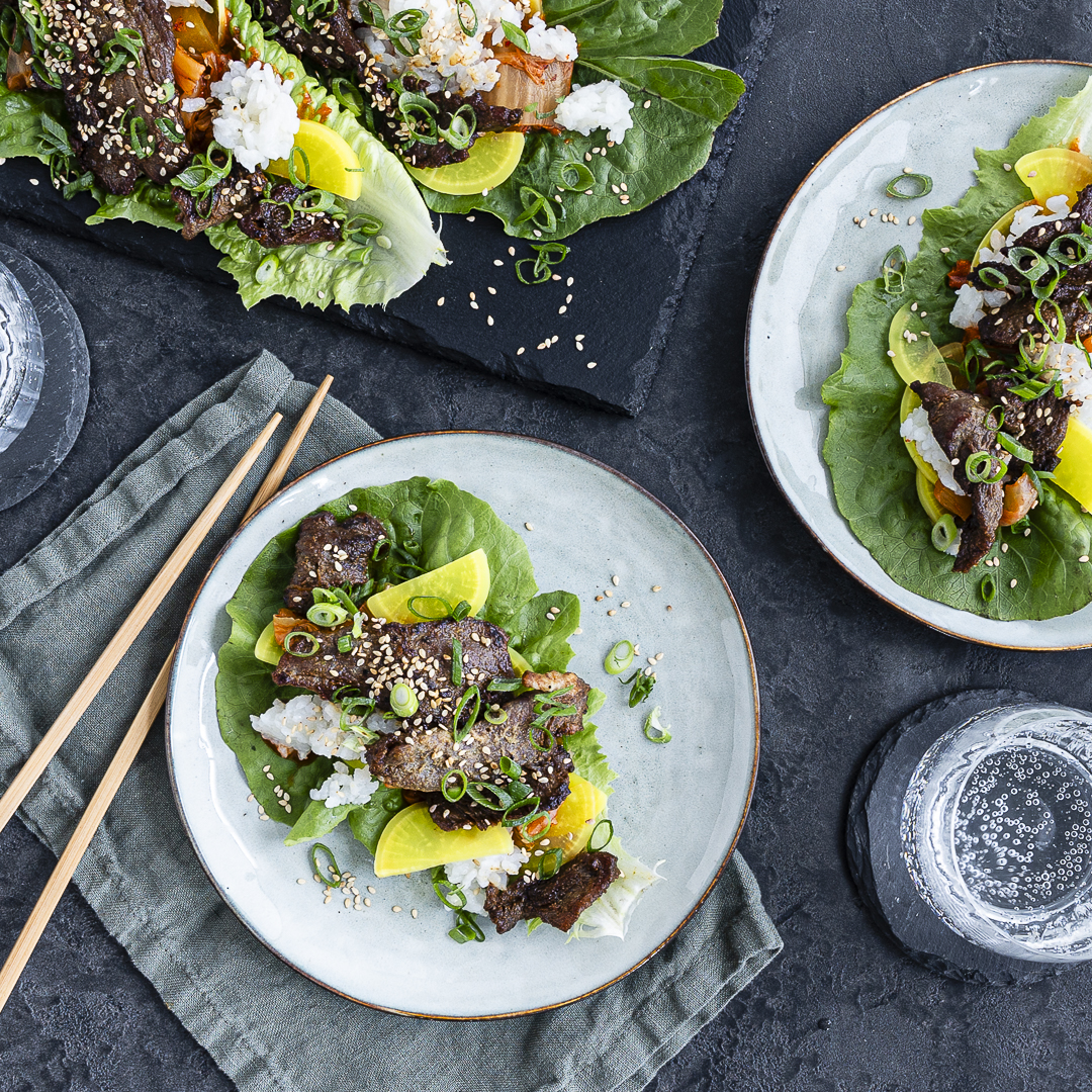 Bulgogi auf Salatblättern mit Sesamgarnitur und Naturreis