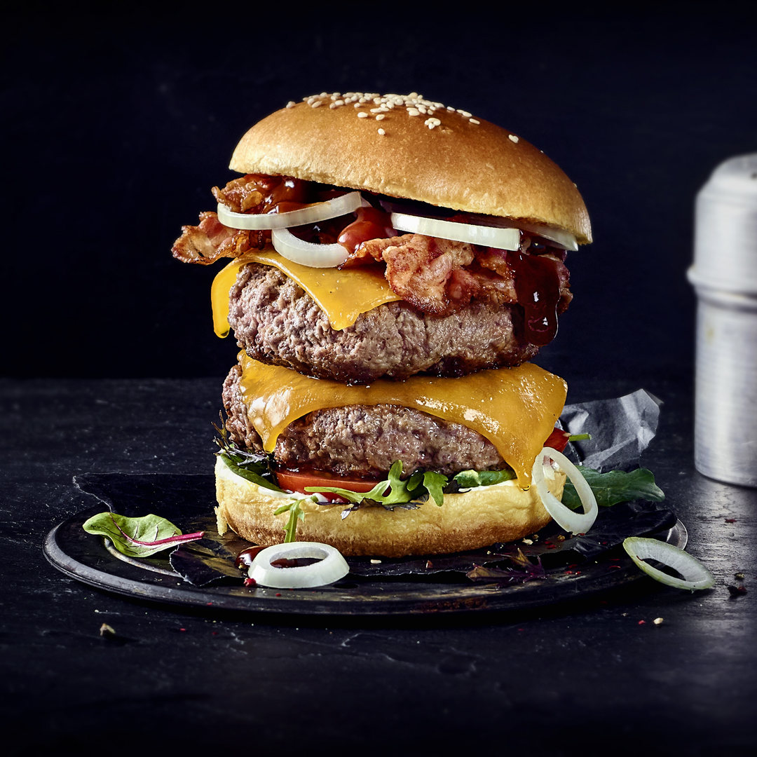 Big American Burger mit Speck und Cheddar-Käse