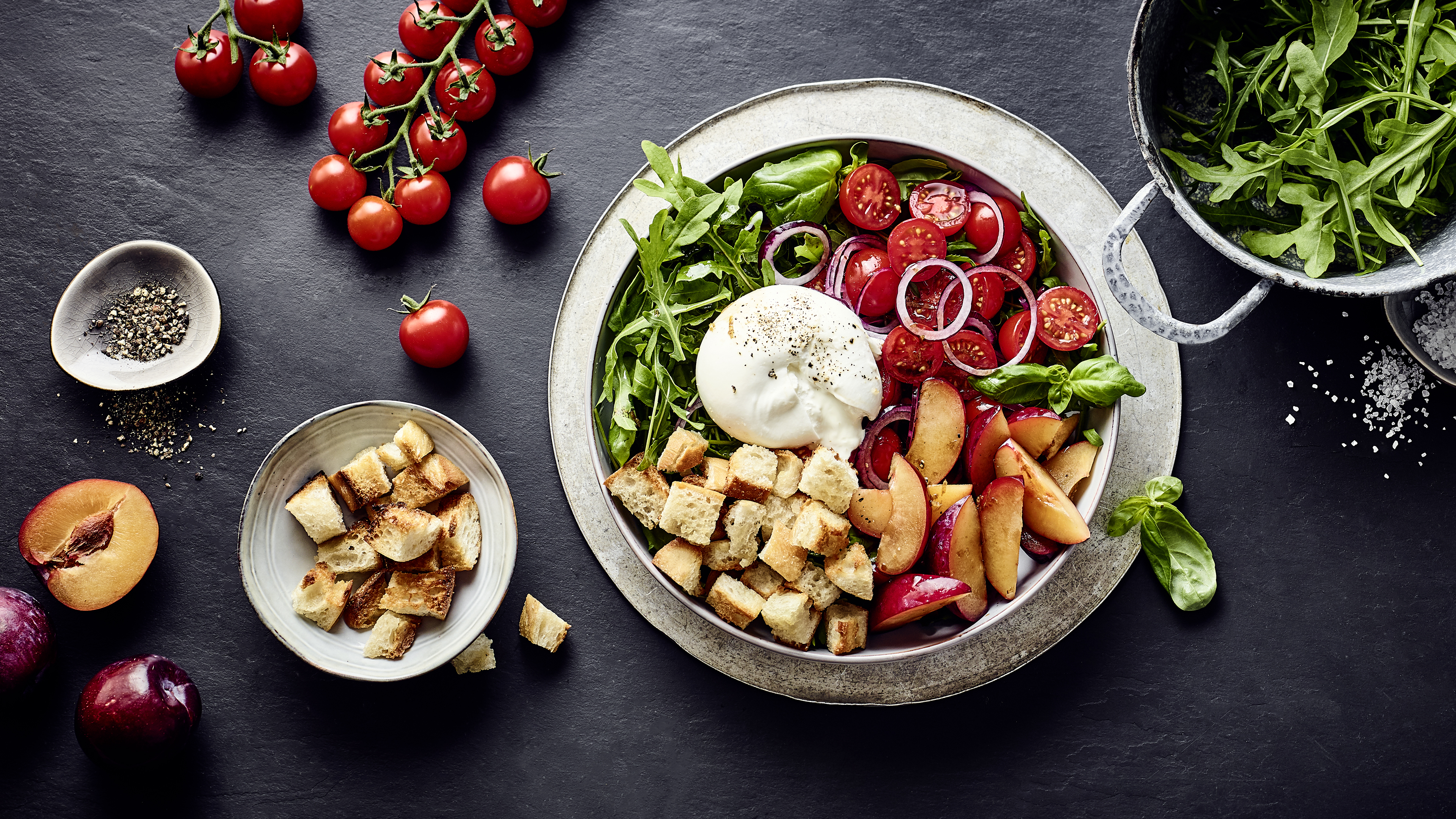 Burrata-Bowl mit Pflaumen und Tomaten