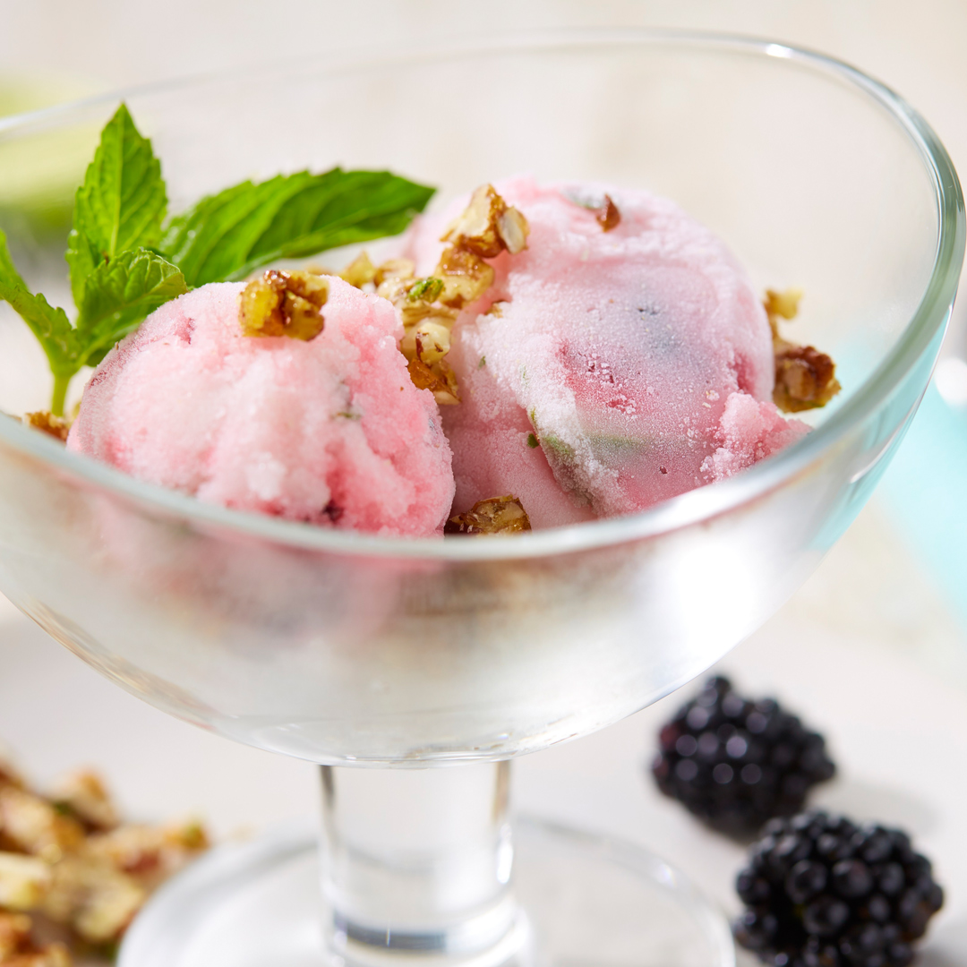  Selbstgemachtes Champagner-Limettensorbet mit Brombeeren und Pekanuss-Rosmarinkrokant