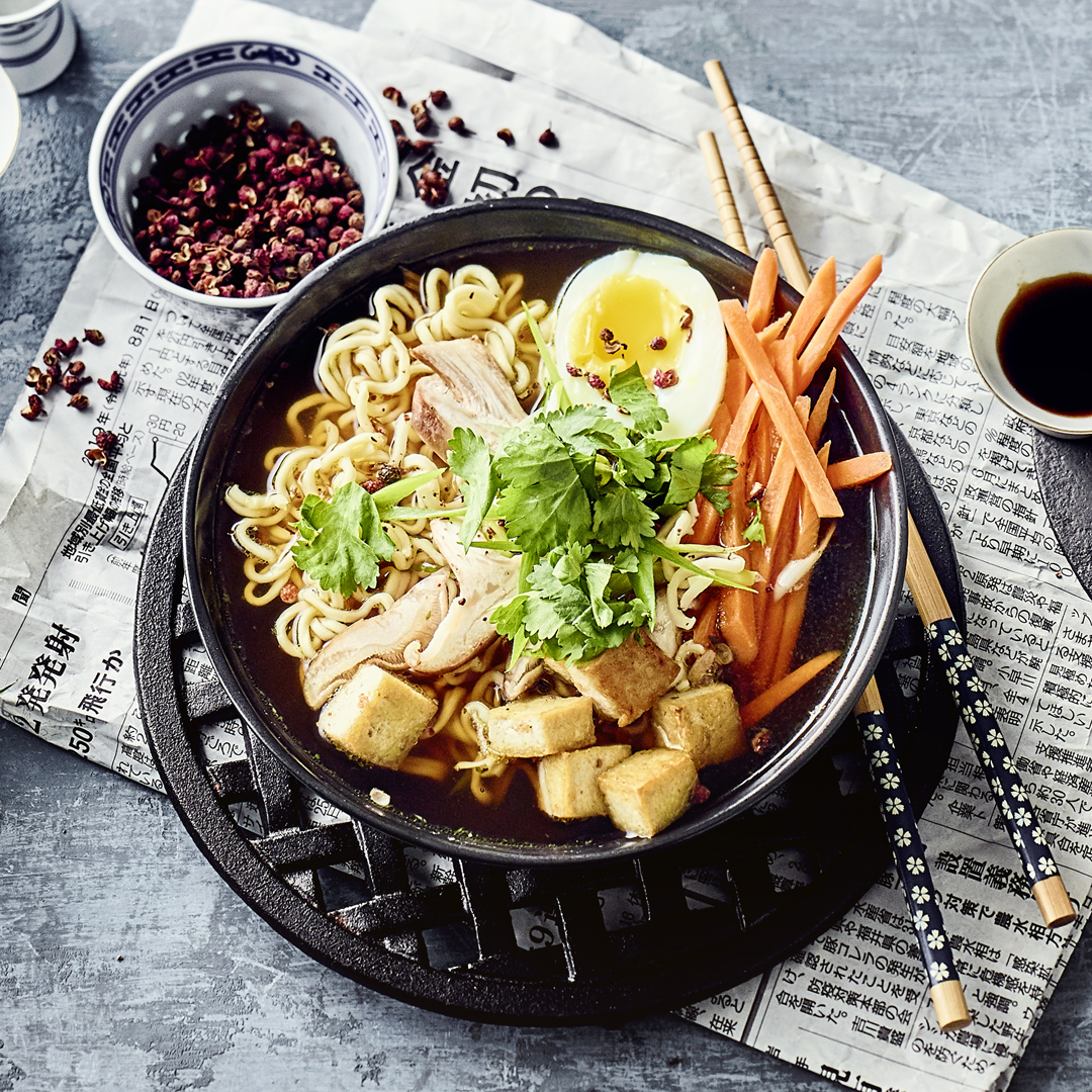 Chinesische Mie-Nudel-Suppe mit Shiitake und Tofu