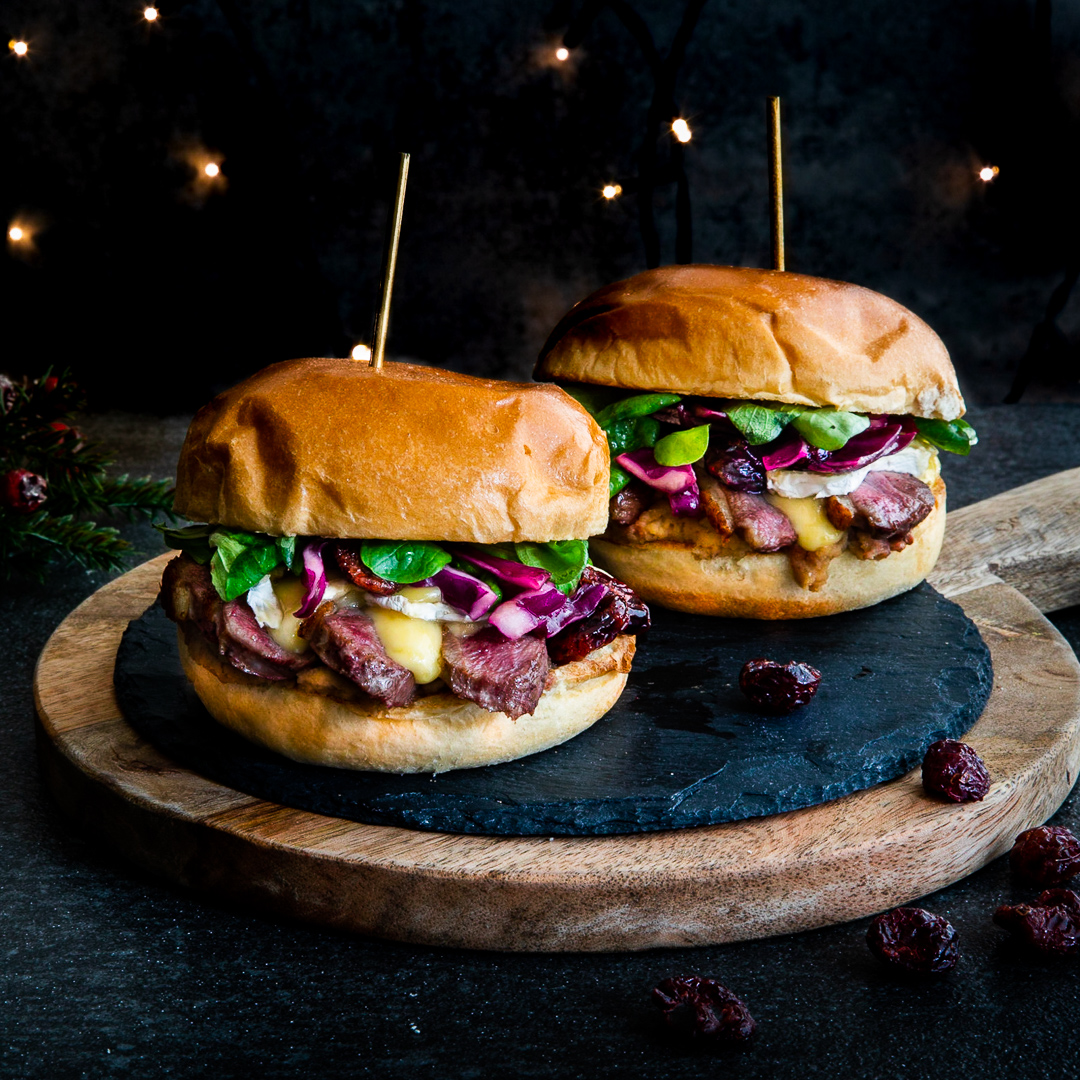 Christmas-Burger mit Entenbrust, Preiselbeeren und Camembert