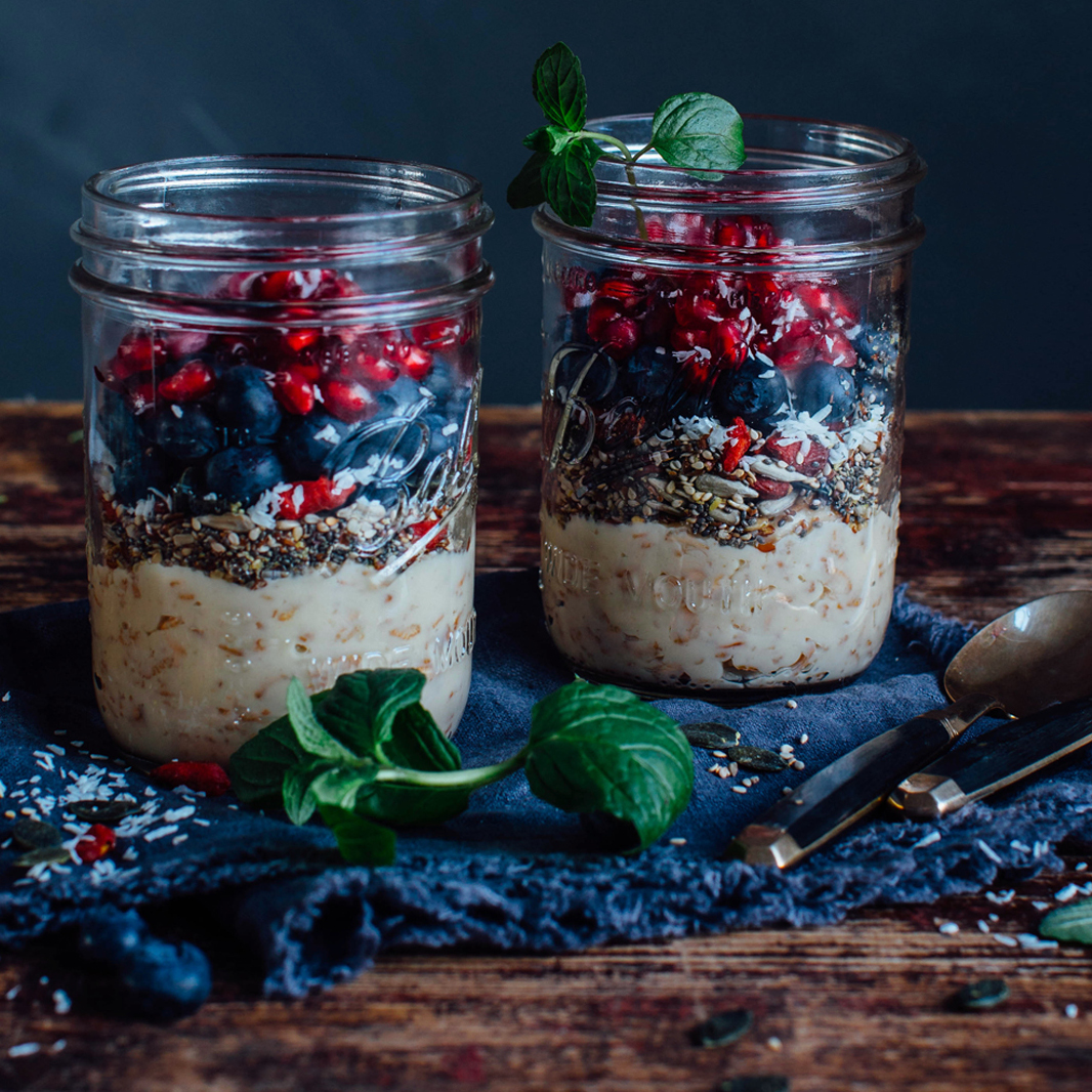 Dinkel-Cashew-Porridge mit Heidelbeeren und Granatapfelkerne