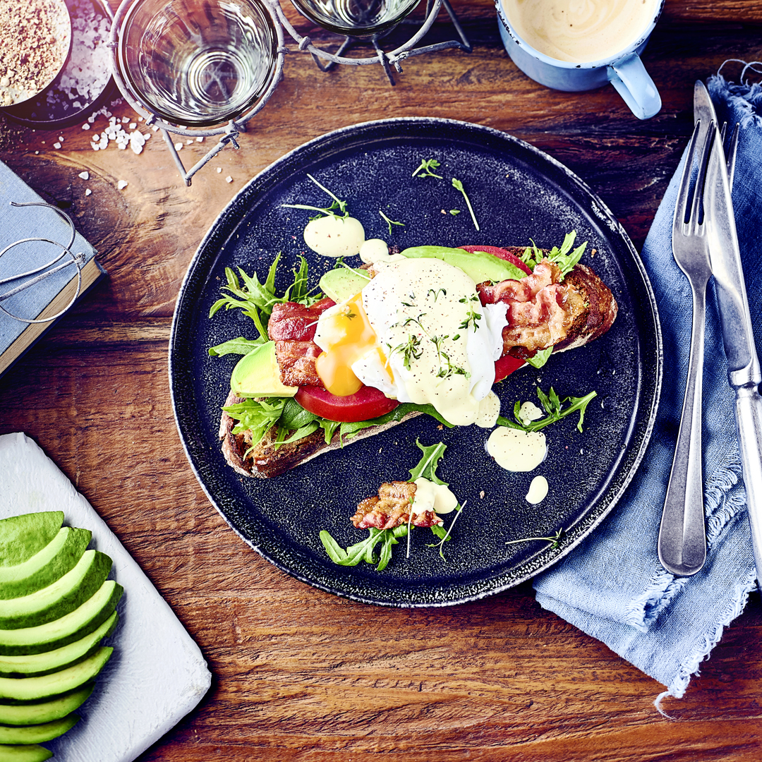 Eggs Benedict mit Avocado und Bacon