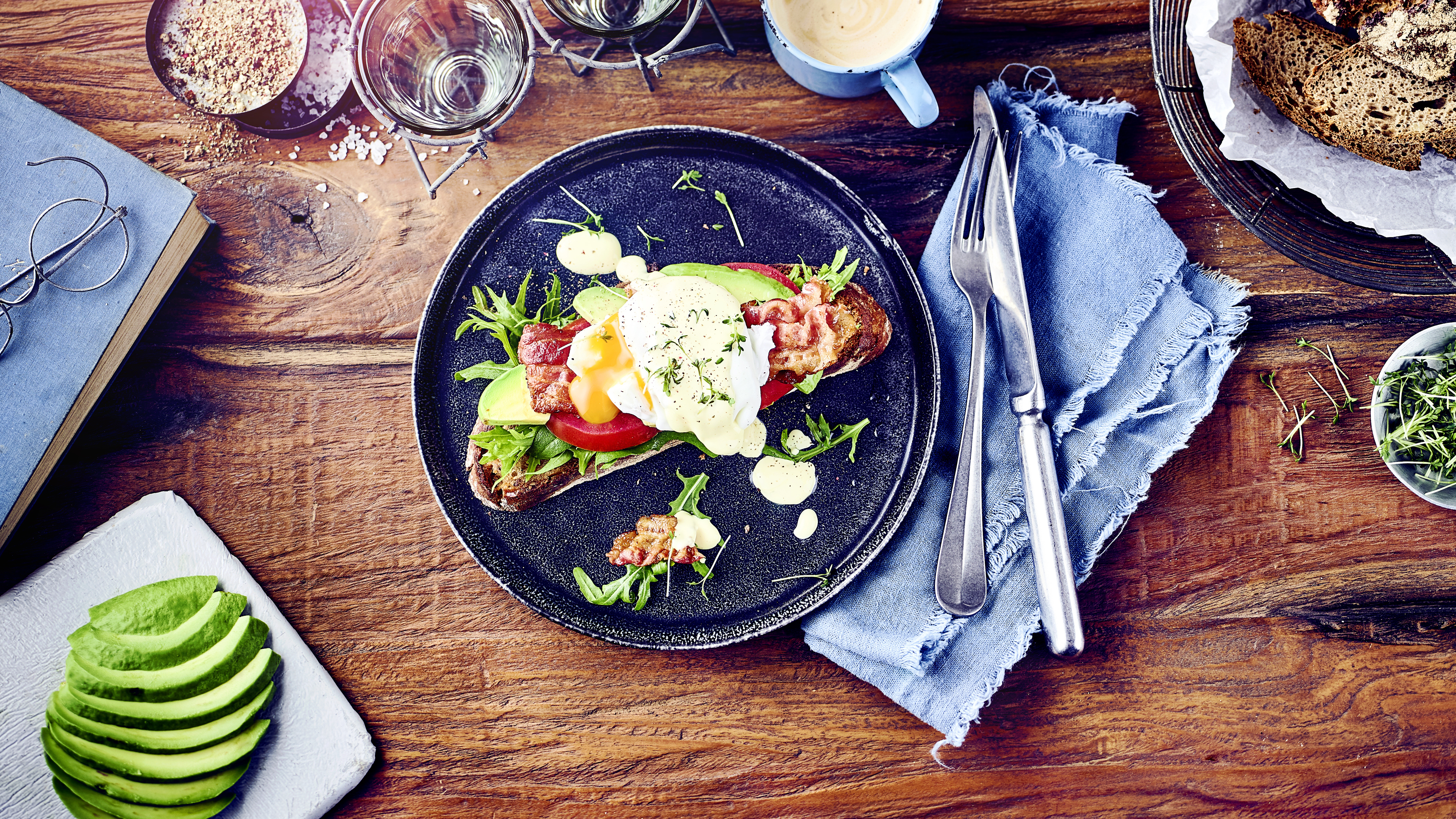 Eggs Benedict mit Avocado und Bacon