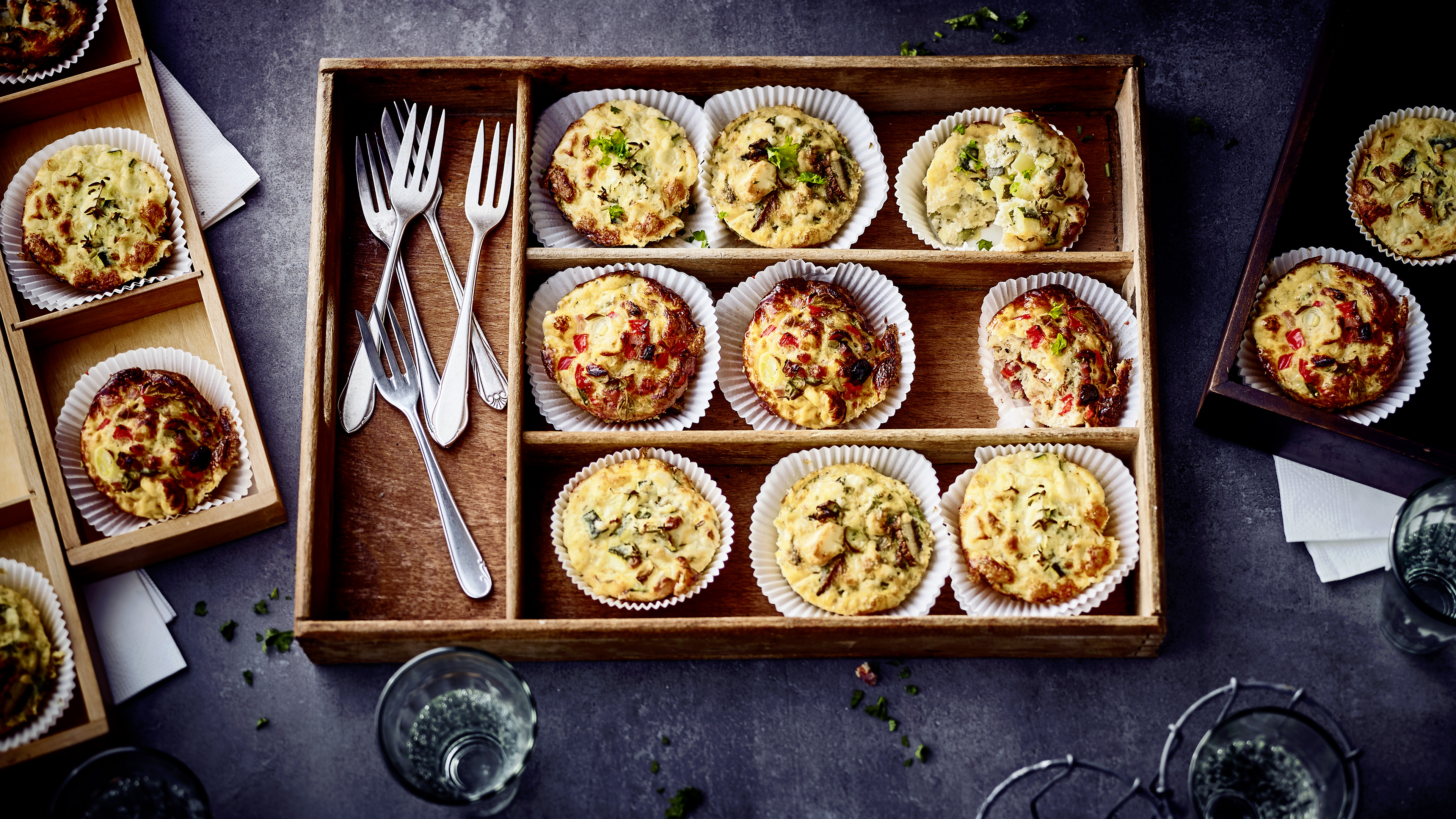 Eiermuffins mit Paprika und Frischkäse