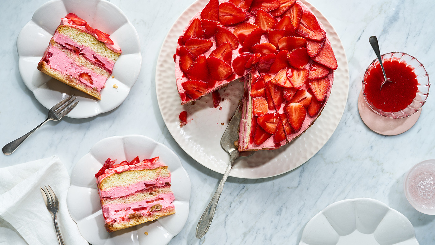 Erdbeer-Käse-Sahne-Torte mit Rhabarber