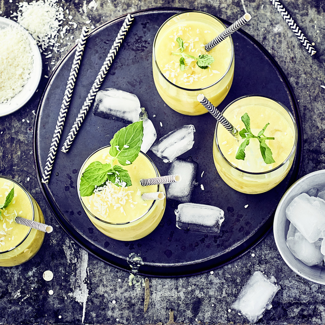 Ananas-Kokos-Cocktail mit Minze und Eiswürfeln