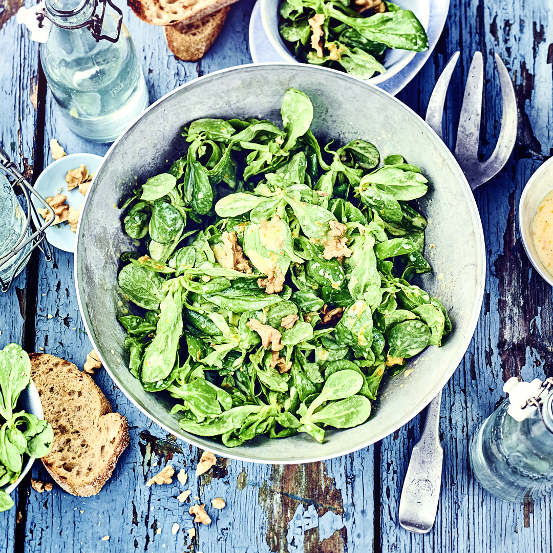 Feldsalat-mit-Dressing