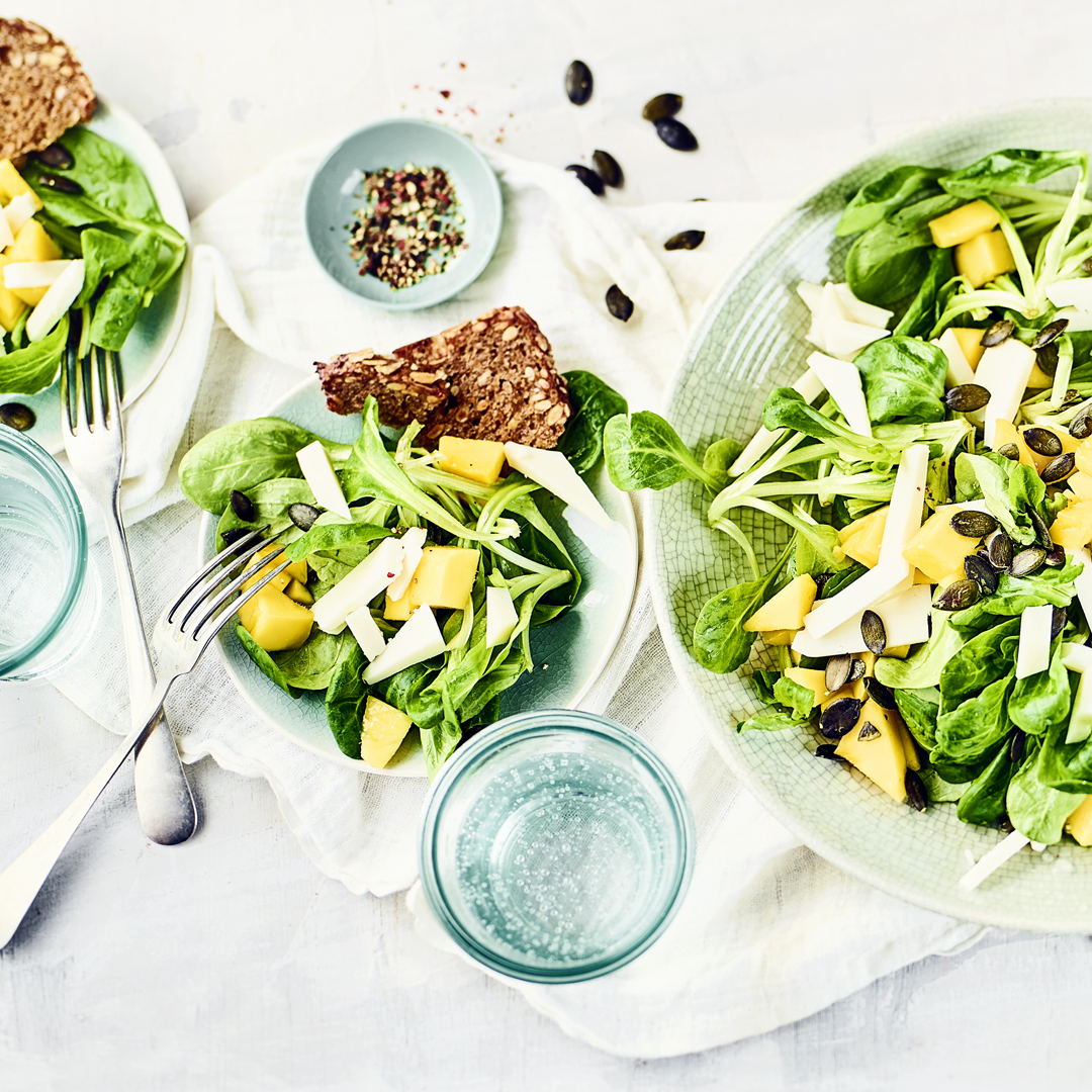 Feldsalat mit Mango und Käse