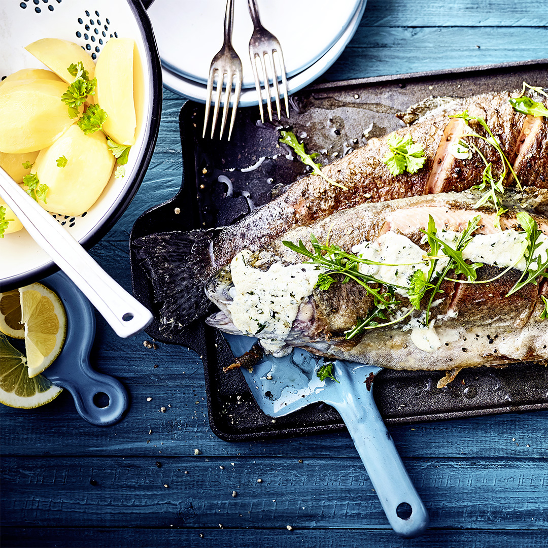 Gebratene Forellen mit Rucola und Zitronenscheiben