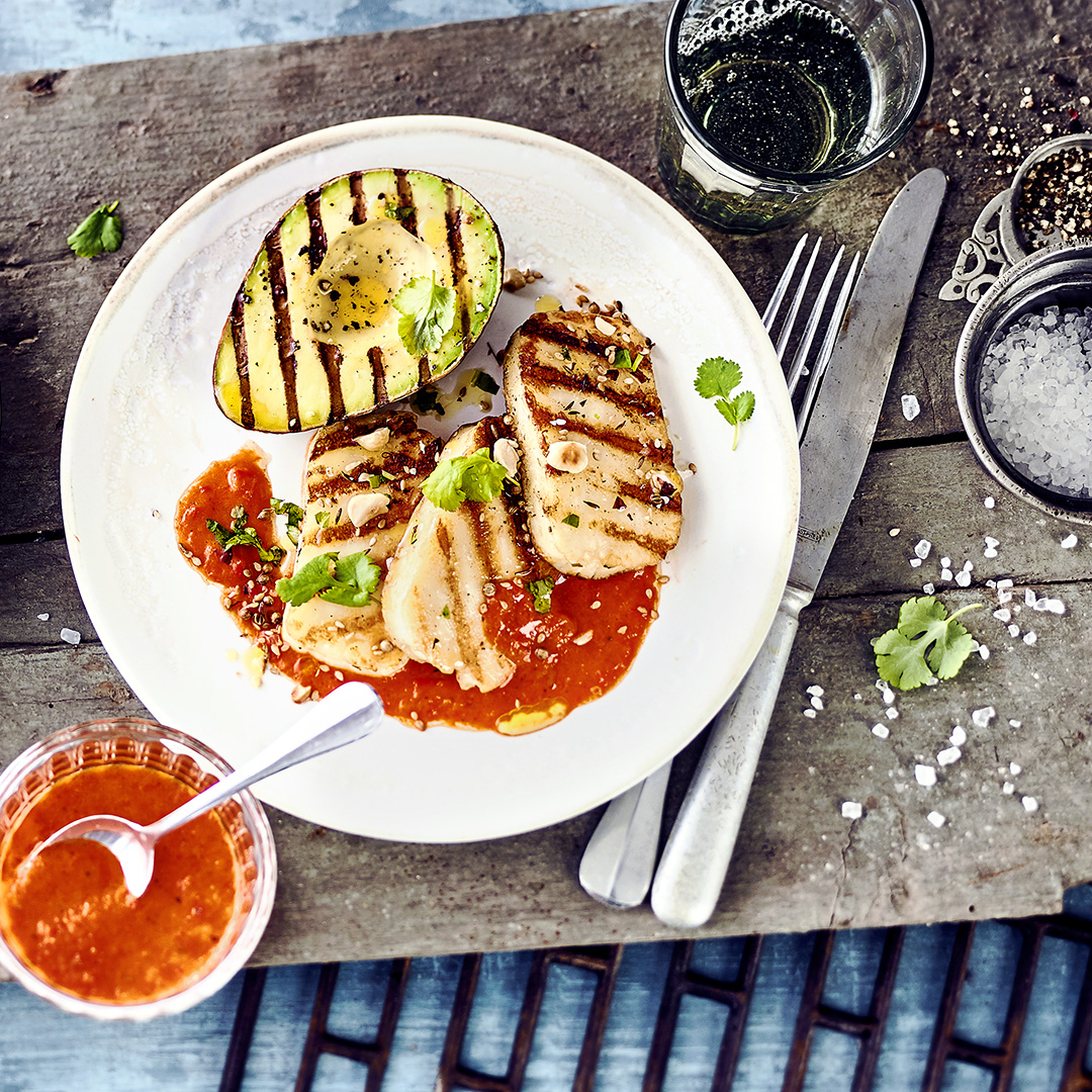 Gegrillte Avocado mit Halloumi