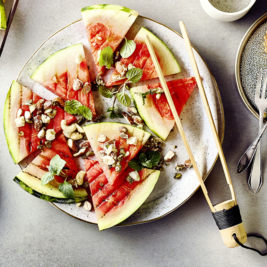 Gegrillte Wassermelone mit Eis und Nüssen