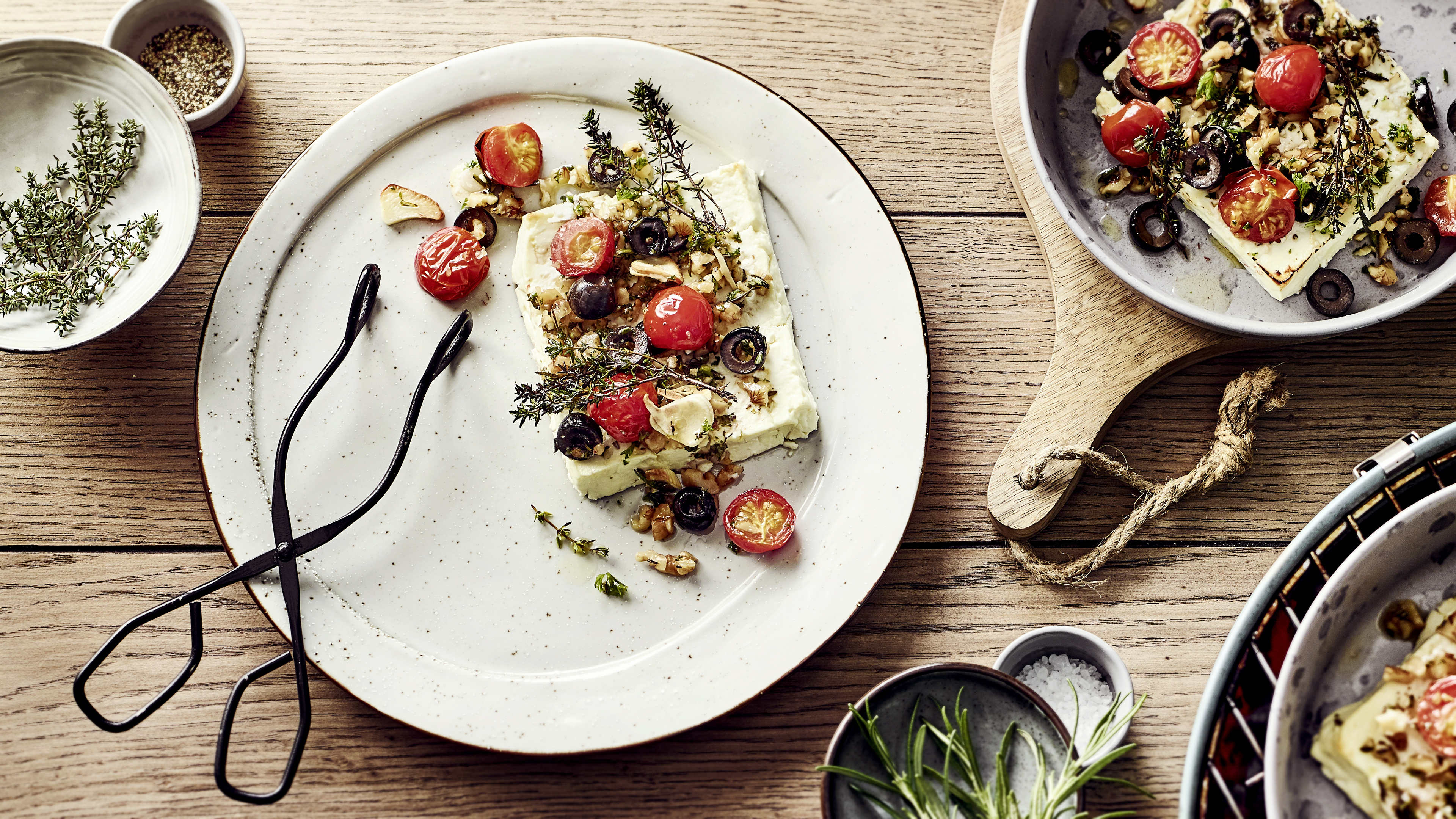 Gegrillter Feta mit Oliven und Tomate