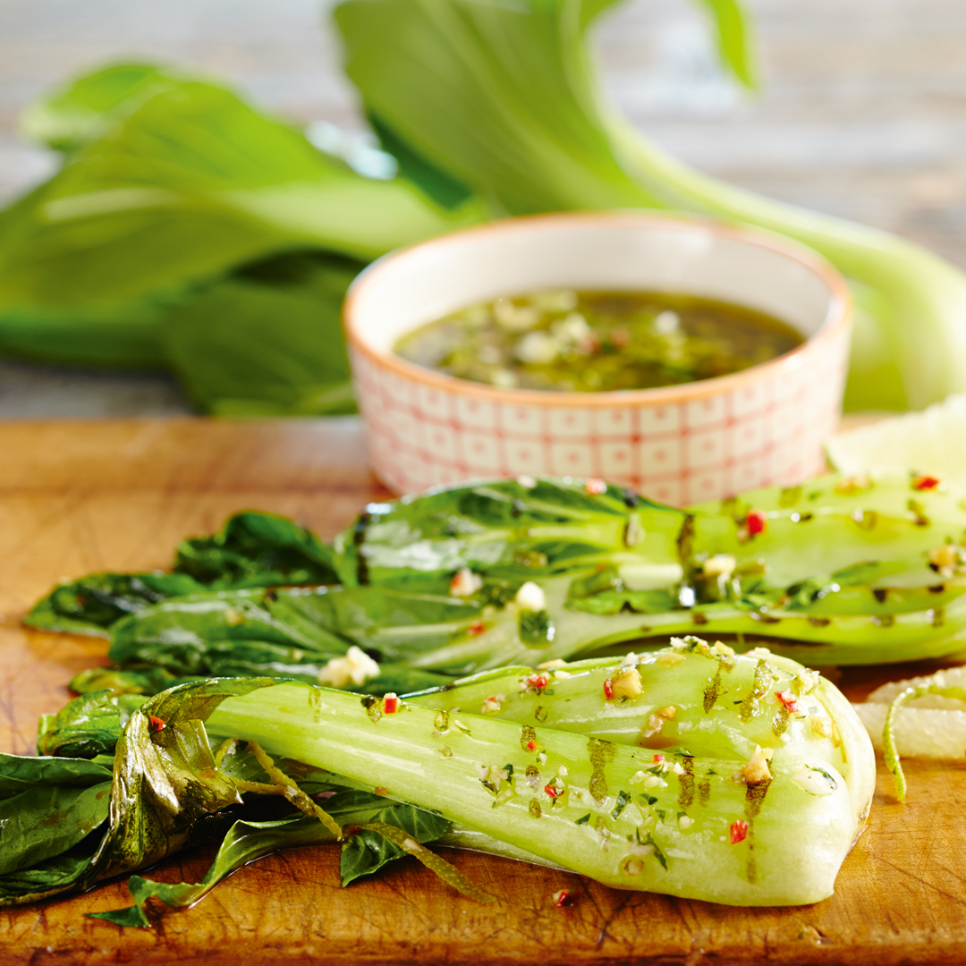 Zarter Pak-Choi mit einem lauwarmen Dressing asiatisch angehaucht.