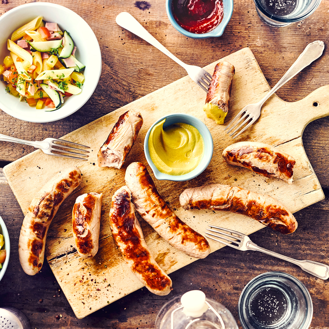 Grillwurst mit Pennesalat