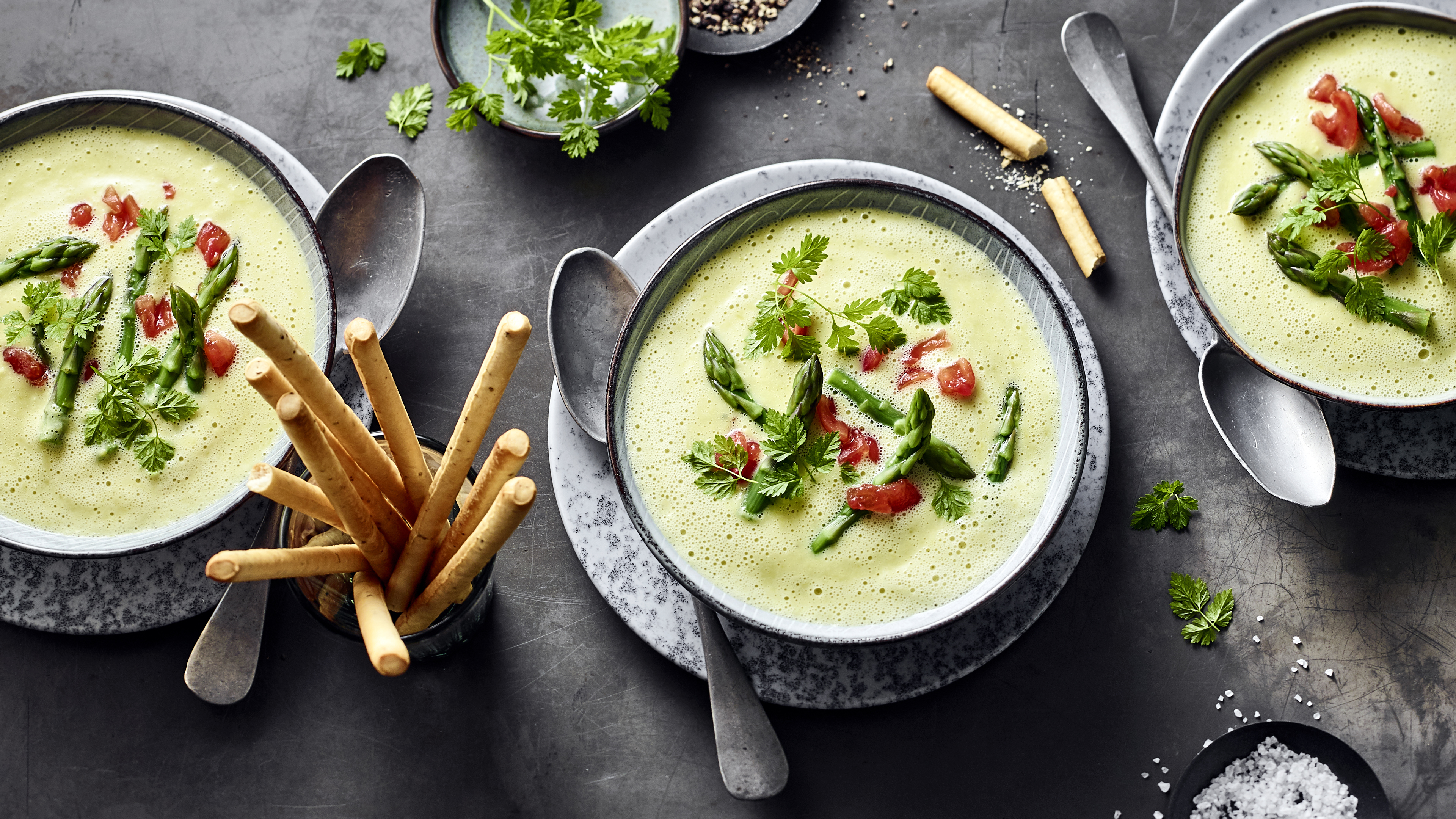 Grüne Spargelsuppe mit Wein