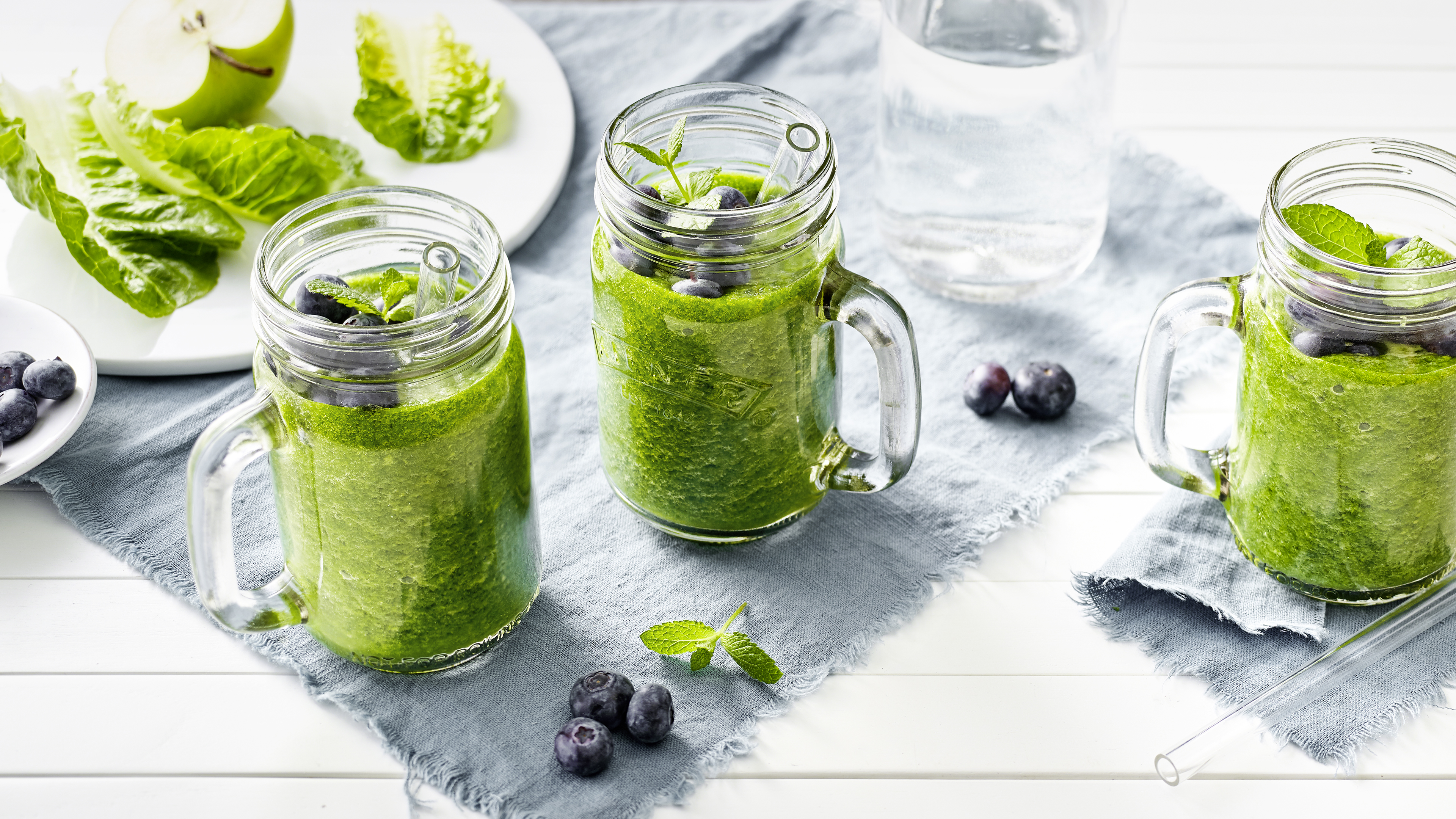 Grünen Romana Smoothie mit Apfel und Beeren