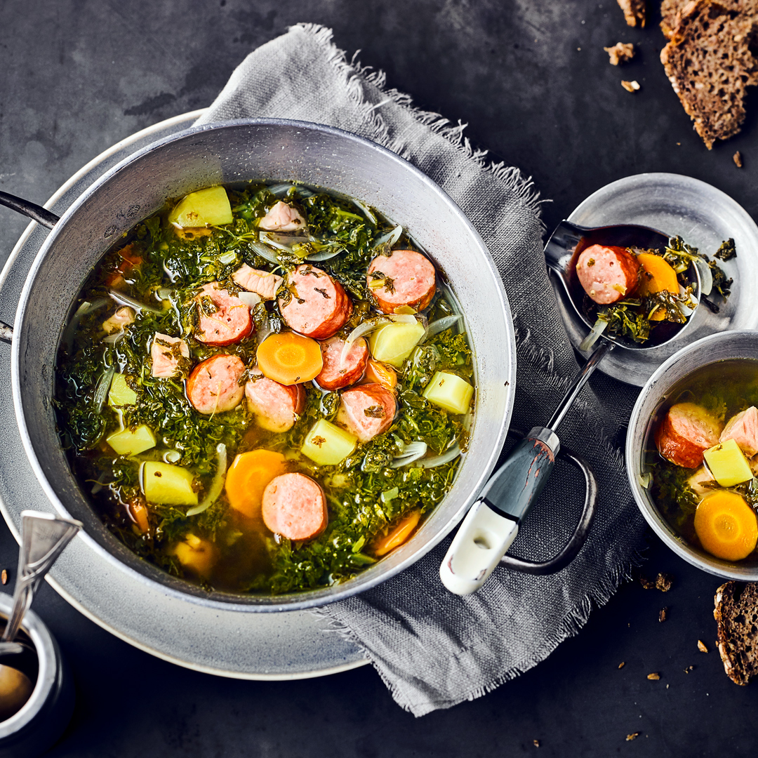 Grünkohlsuppe peppt die Winterküche auf