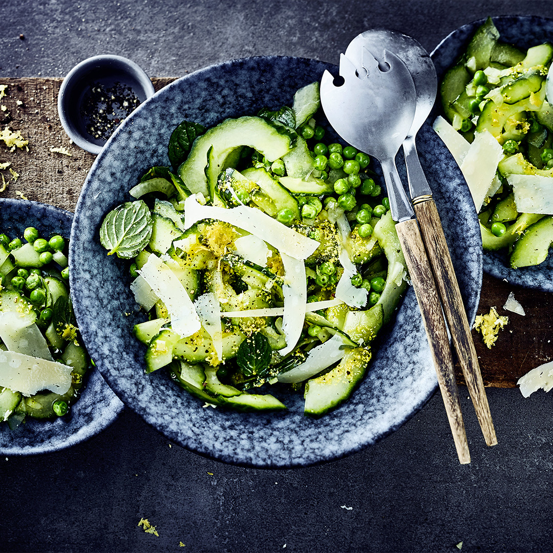 Gurken-Erbsen-Salat mit Minze und Parmesan