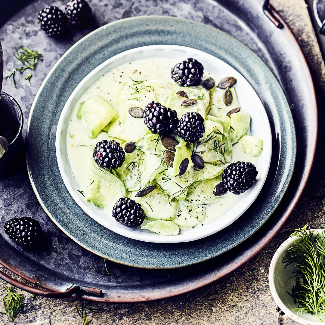 Gurkensalat mit Brombeeren