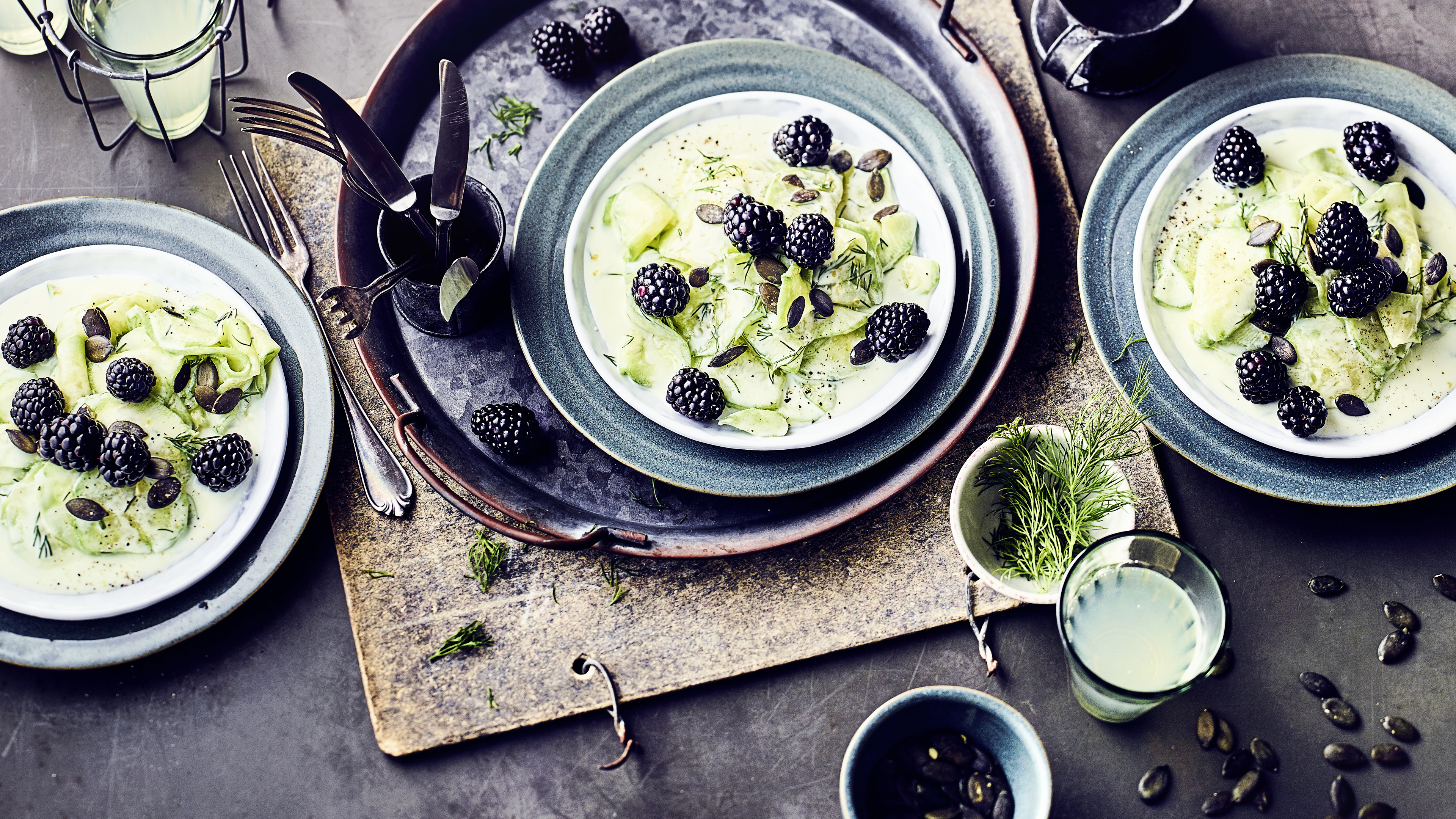 Gurkensalat mit Brombeeren