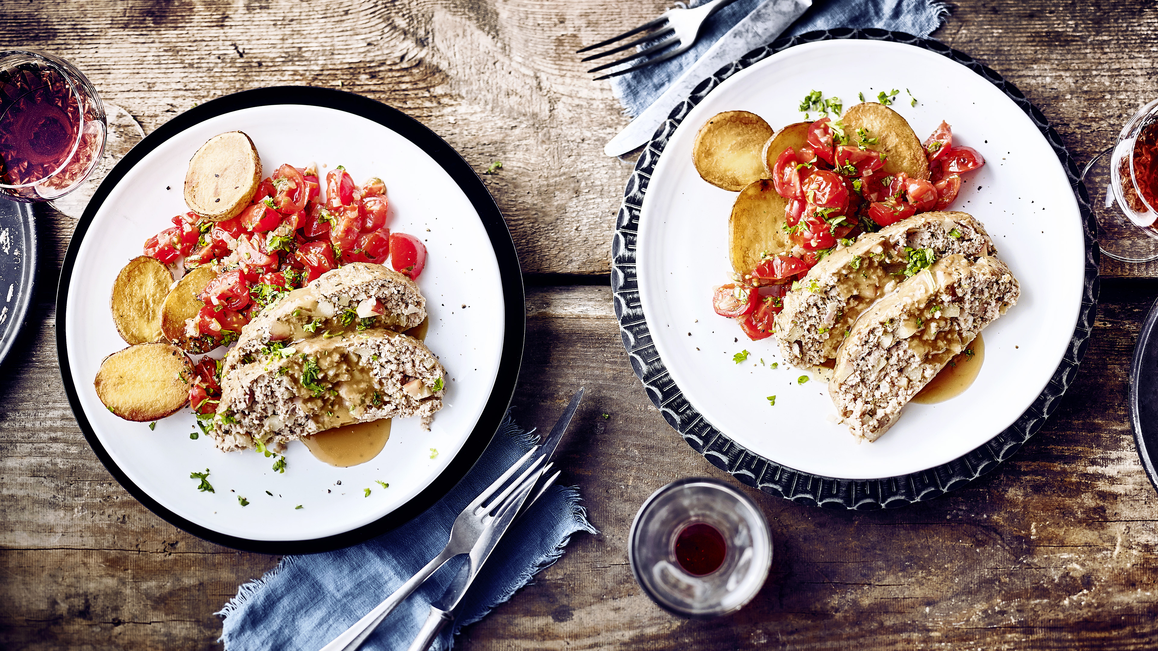 Hackbraten mit Äpfeln und Kartoffeln