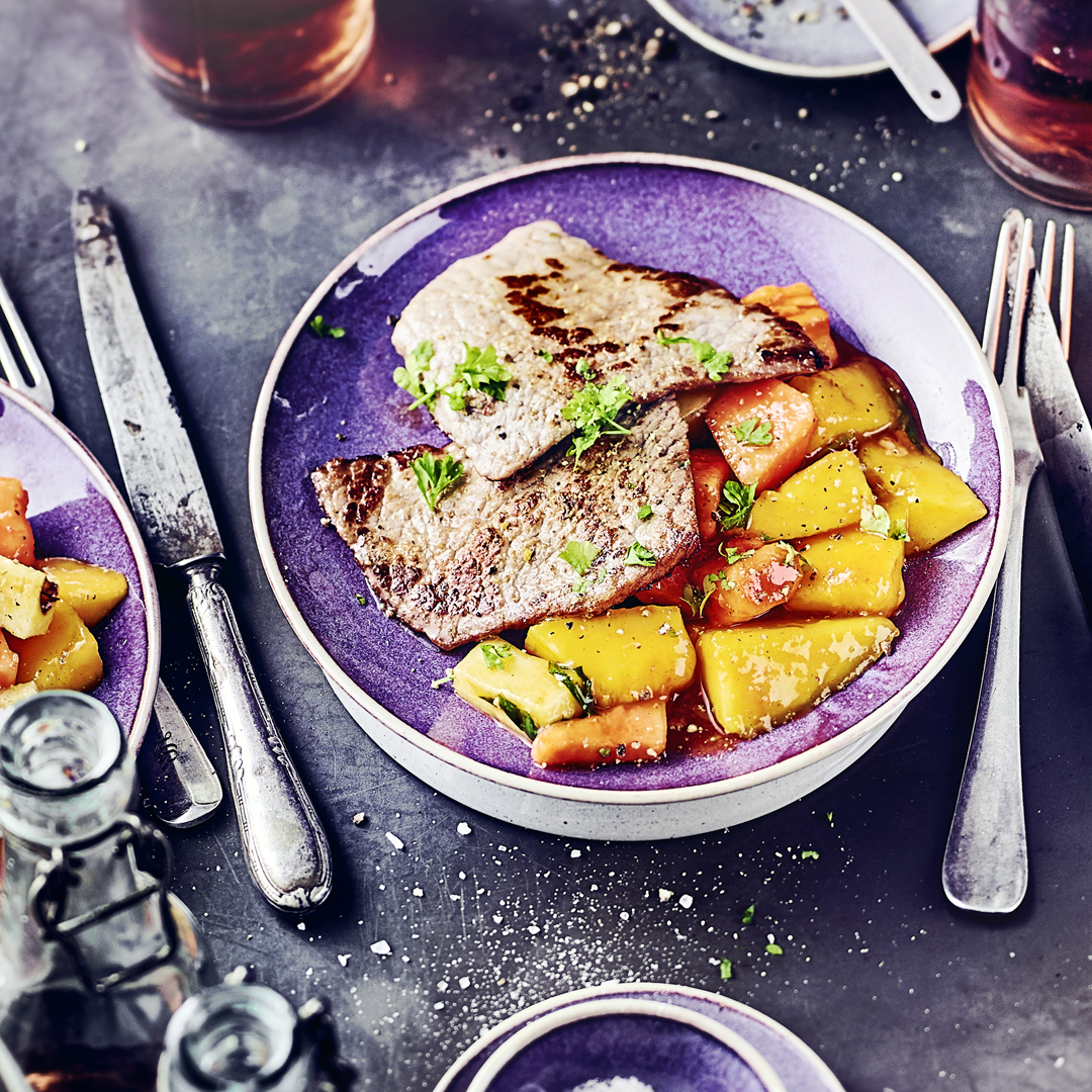 Hawaiischnitzel mit viel frischem Obst, Kokosmilch und exotischen Gewürzen.