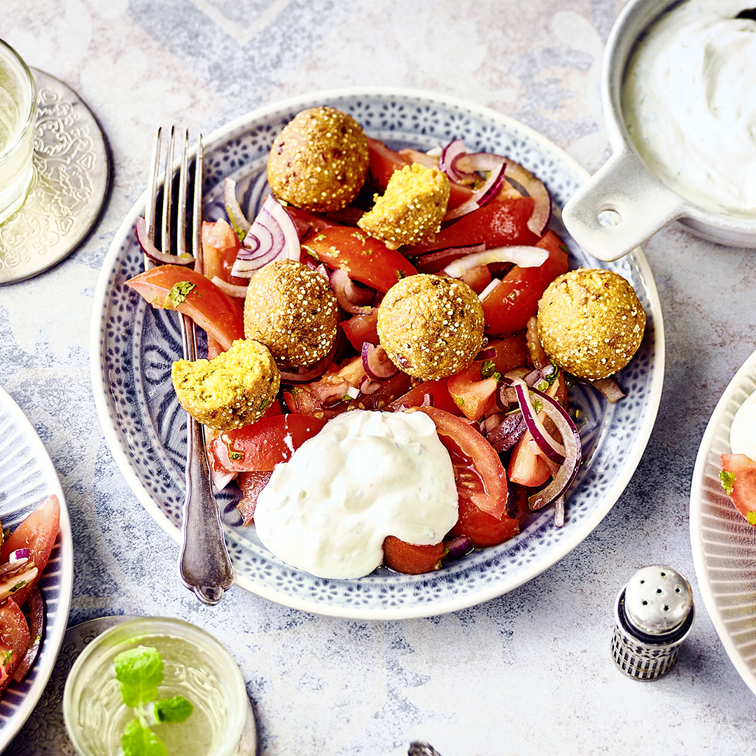 Hirsefalafel mit Tomatensalat