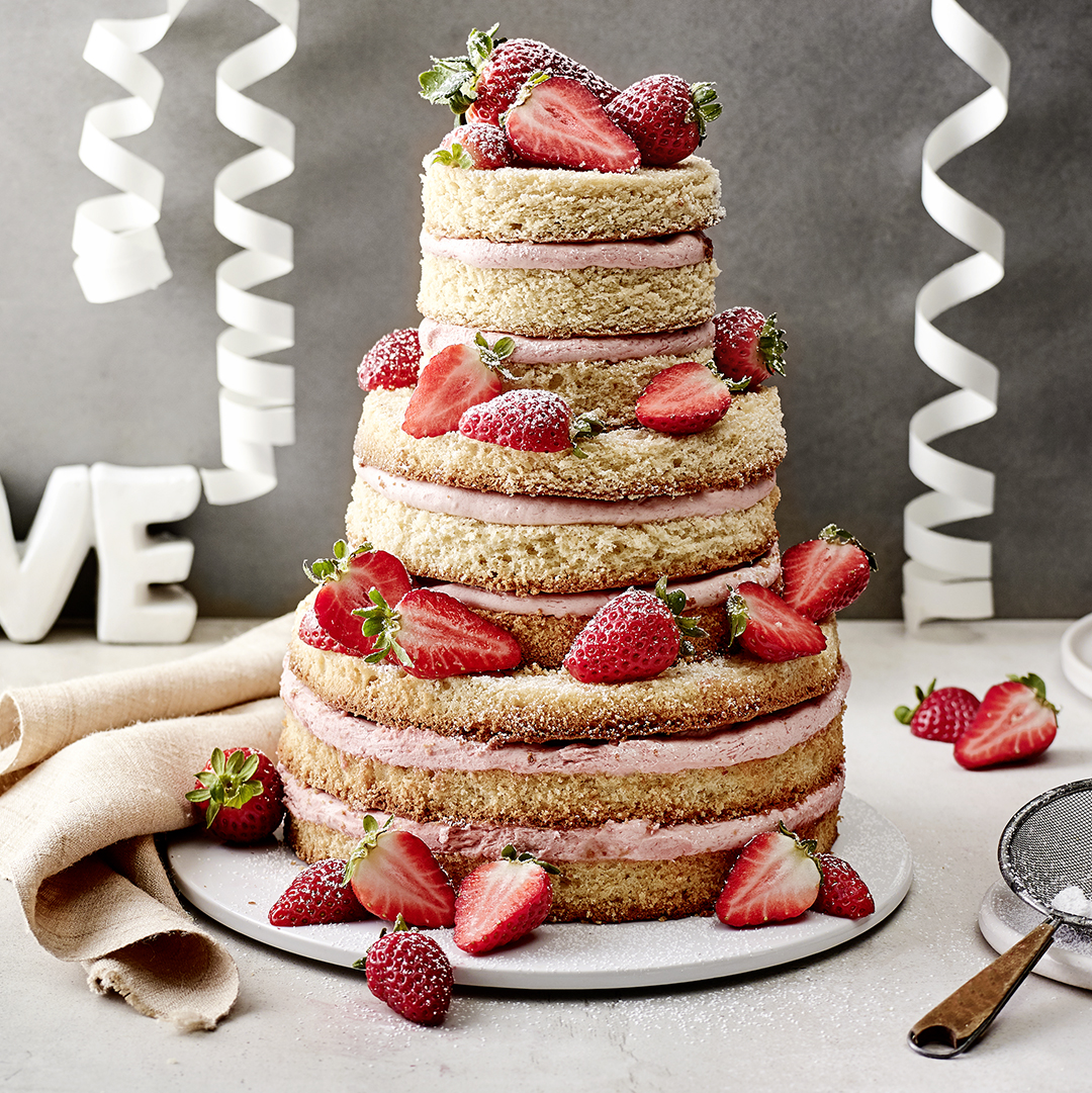 Hochzeitstorte mit Joghurt-Quark-Füllung und Erdbeeren