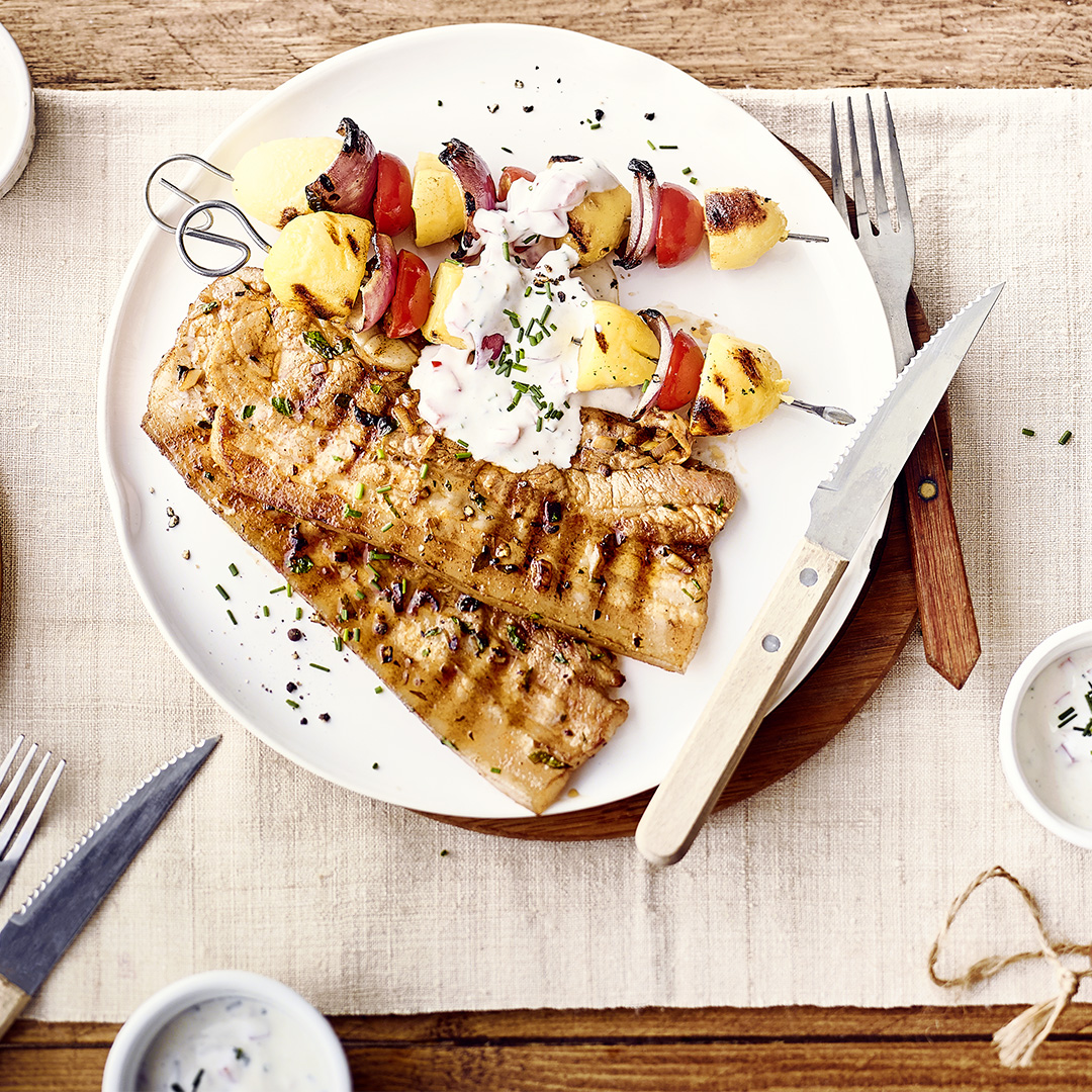 Holzfällersteak mit Gemüse und Sauerrahm-Dip