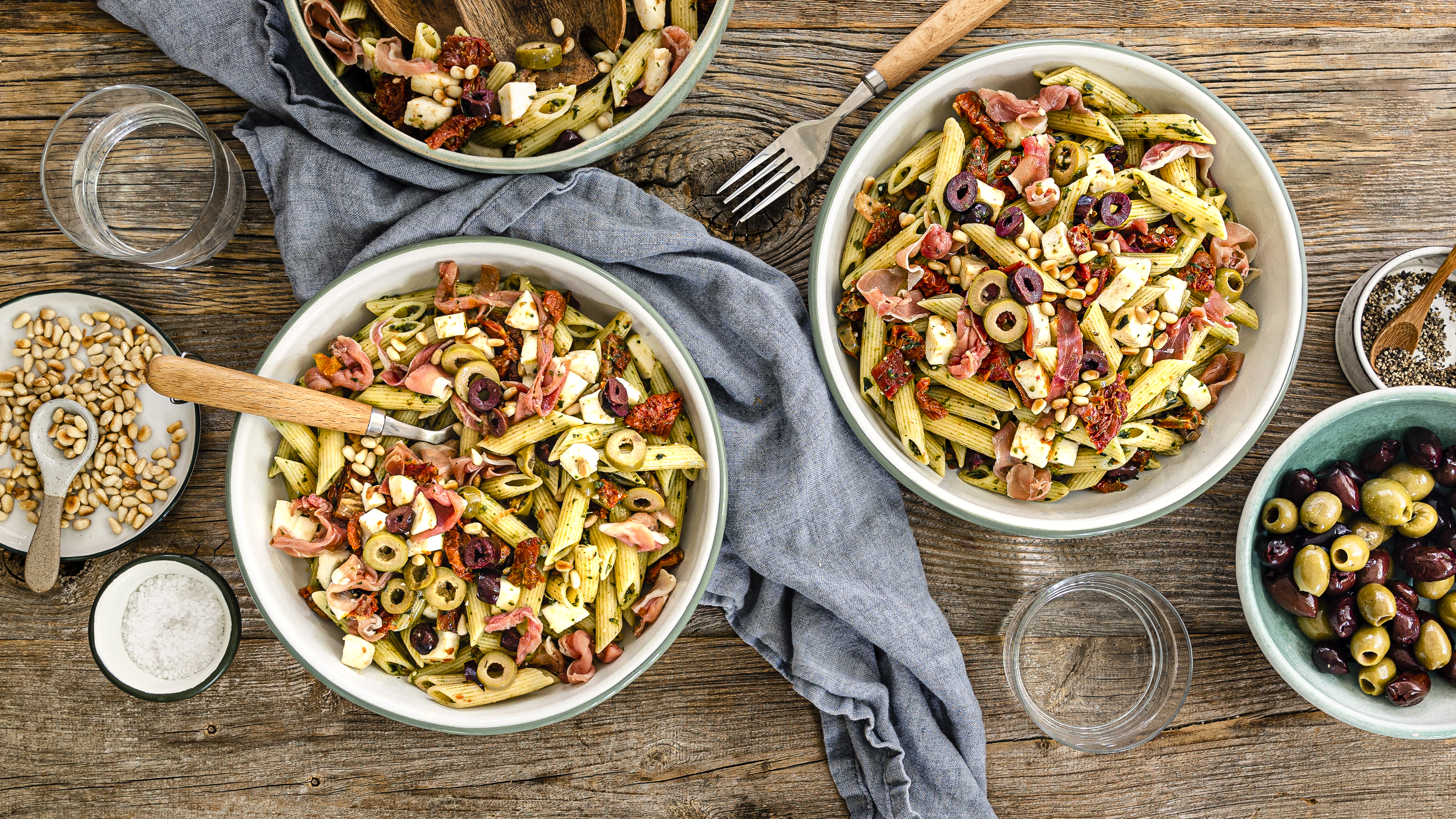 Italienischer Nudelsalat mit Parmesan und Basilikum