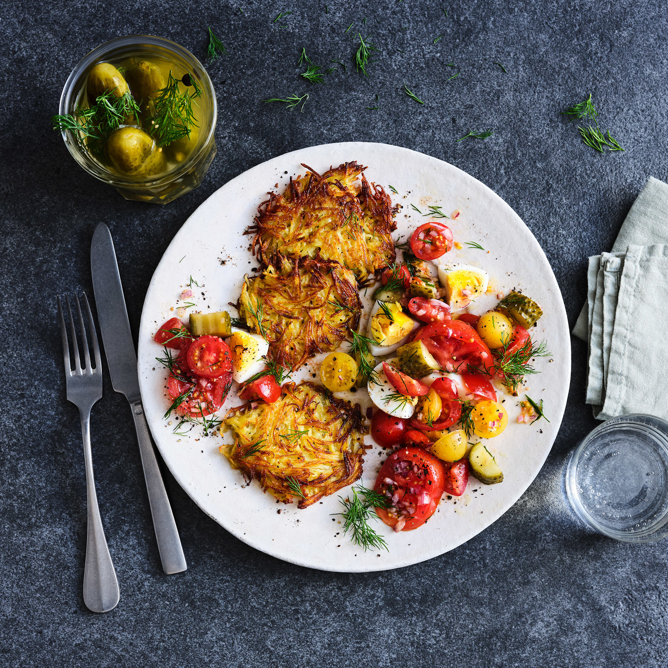 Kartoffelrösti mit Tomaten-Gewürzgurken-Salat