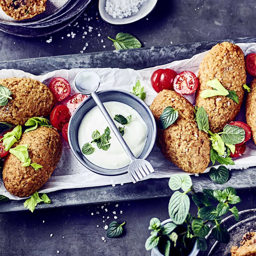 Kibbeh mit Cocktail-Tomaten und frischem Minz-Joghurt