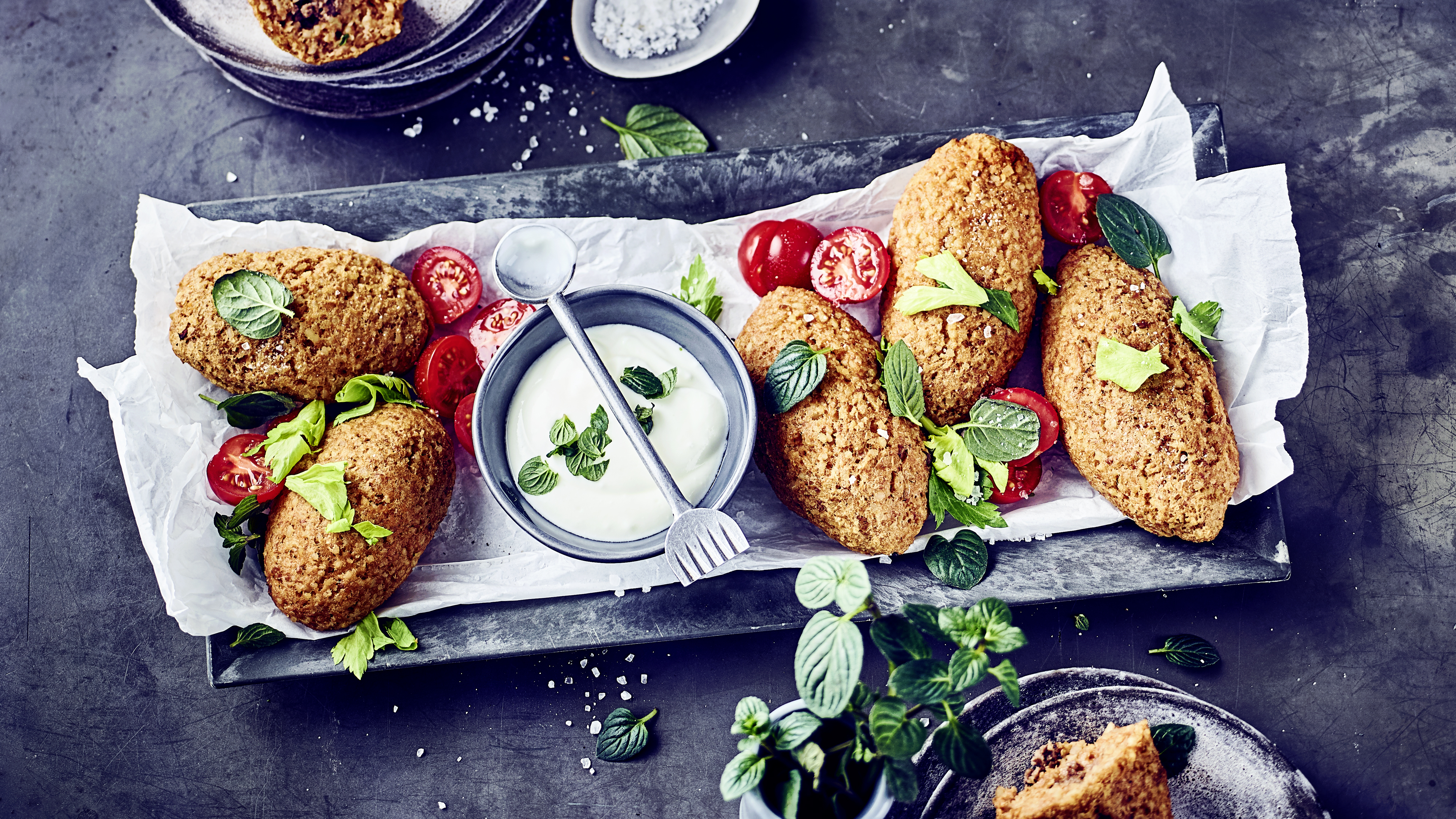 Kibbeh mit Cocktail-Tomaten und frischem Minz-Joghurt