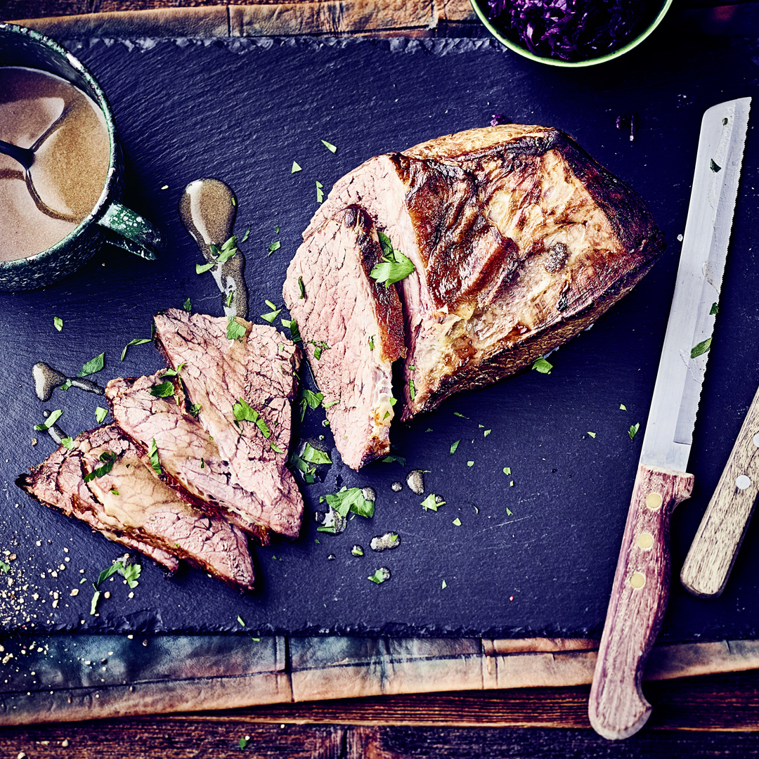 Rinderschmorbraten klassisch mit Petersilie und Soße